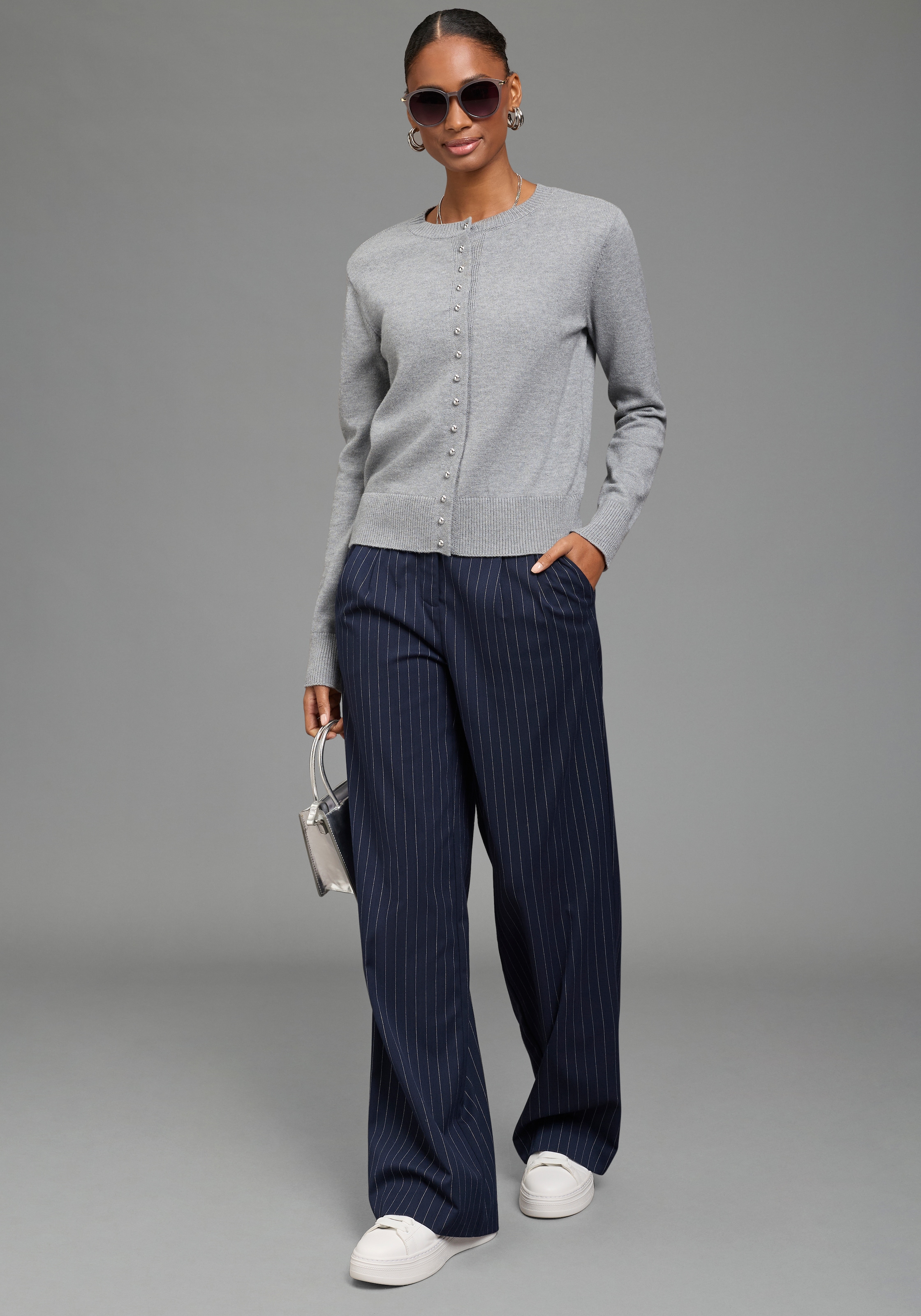 Bruno Banani Cardigan »mit femininen Knöpfen« figurbetonte Passform, hüftlange Schnittform, mit Rundhalsausschnitt