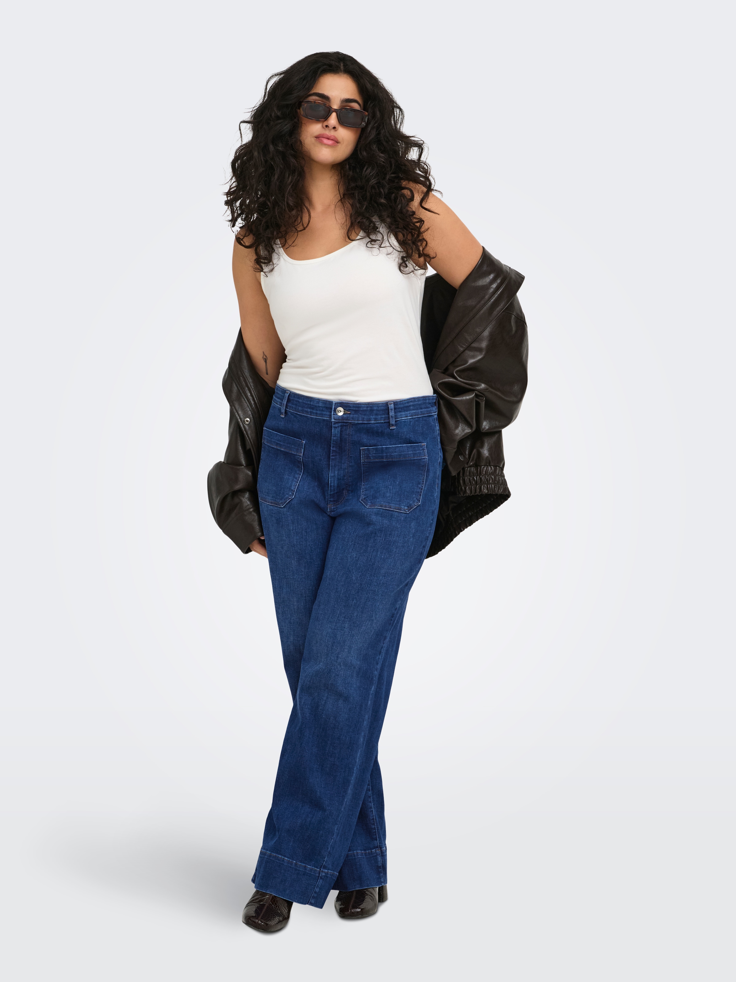 ONLY CARMAKOMA Jeans taille haute »CARMADISON-WAUW HW POCKET WIDE BOX NOOS« Mélange de coton, taille haute, aspect denim foncé légèrement lavé