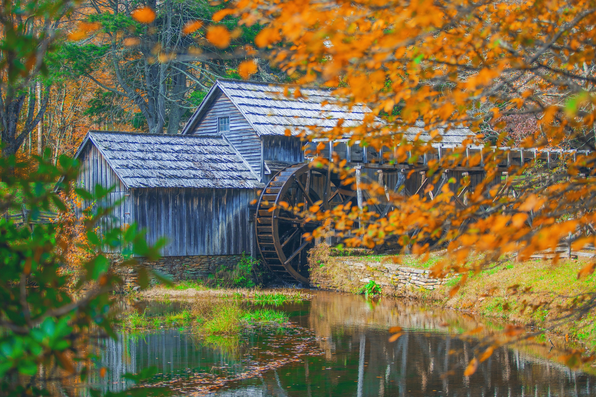 Fototapete »SEE-LANDSCHAFT-MÜHLE WALD WALD FLUSS STRAND BOOTE SONNE«