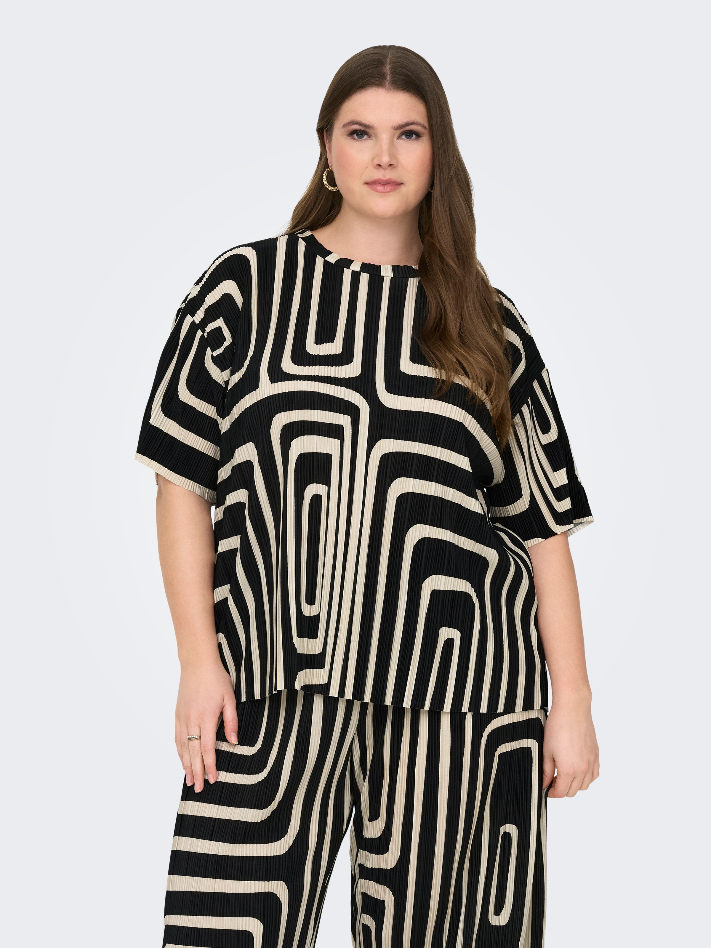 Image of ONLY CARMAKOMA Kurzarmshirt "CARRAVENNA S/S PLISSE AOP TOP JRS NOOS"