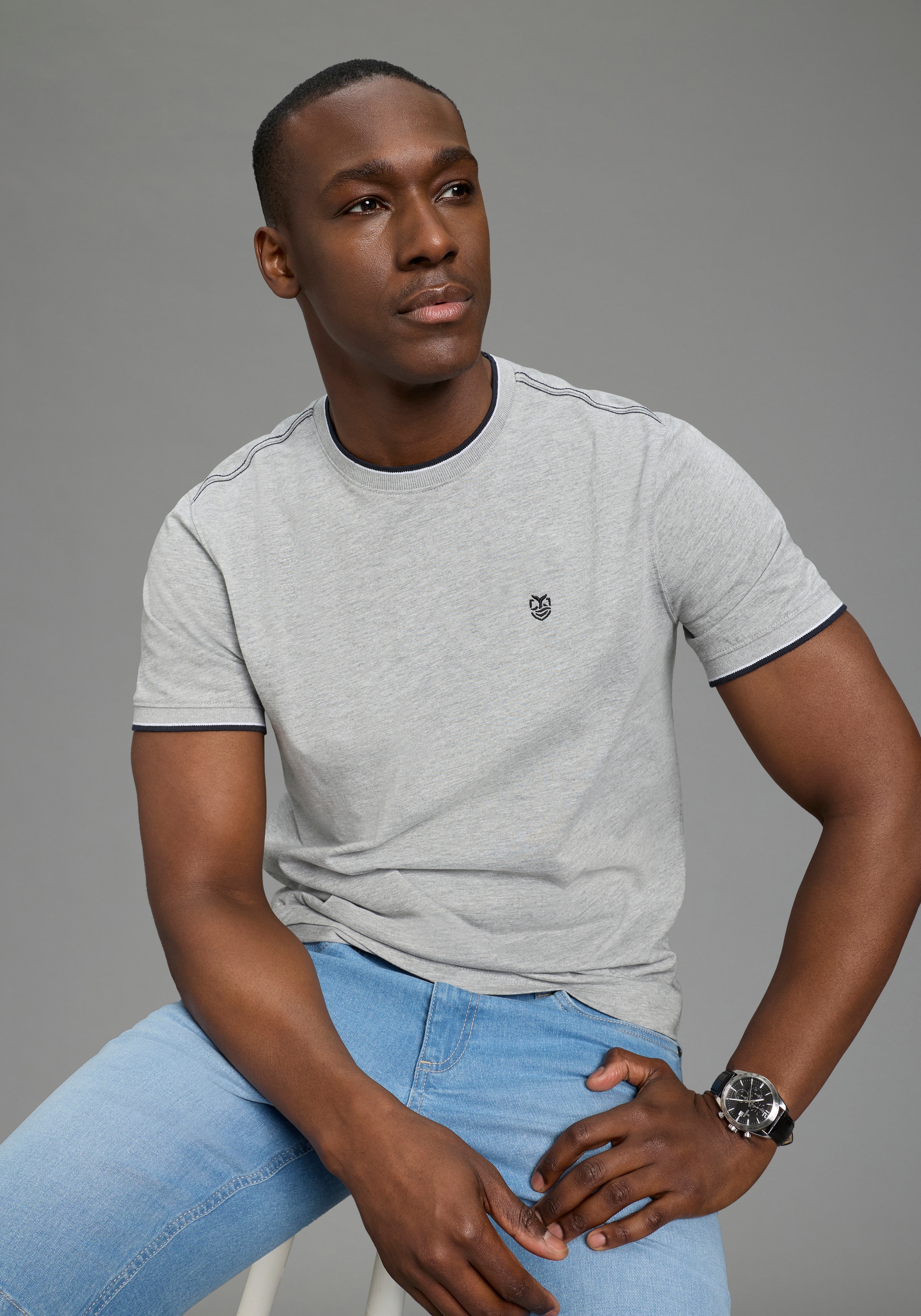 DELMAO Shirt à col rond »Neue Kollektion!« pack de 2,  t-shirt manches courtes, style basique classique, coupe normale, uni