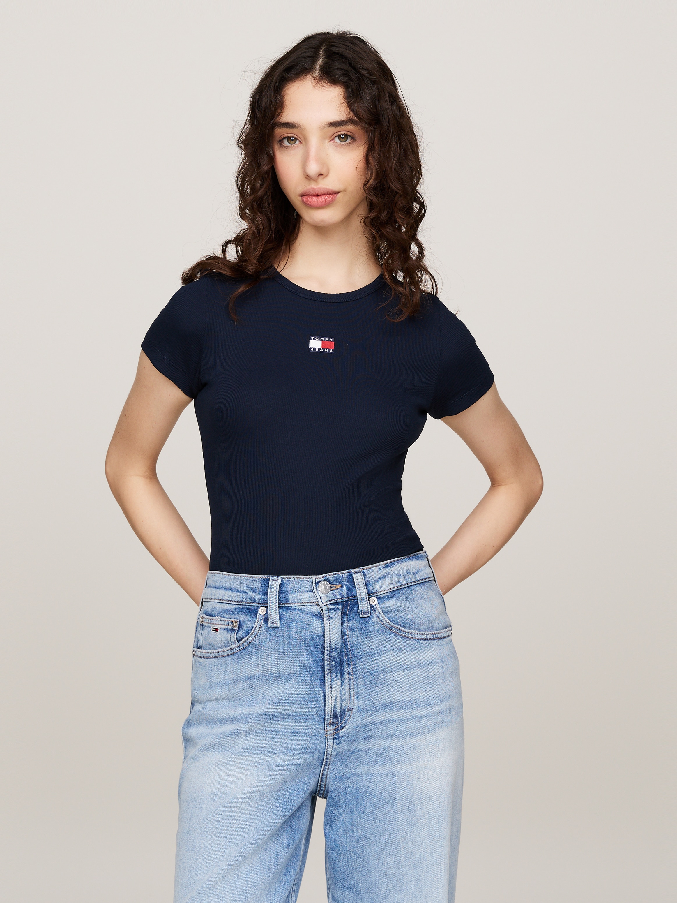 Tommy Jeans Rundhalsshirt »TJW SLIM BADGE RIB TEE«, in Rippoptik, mit Logo-Stickerei