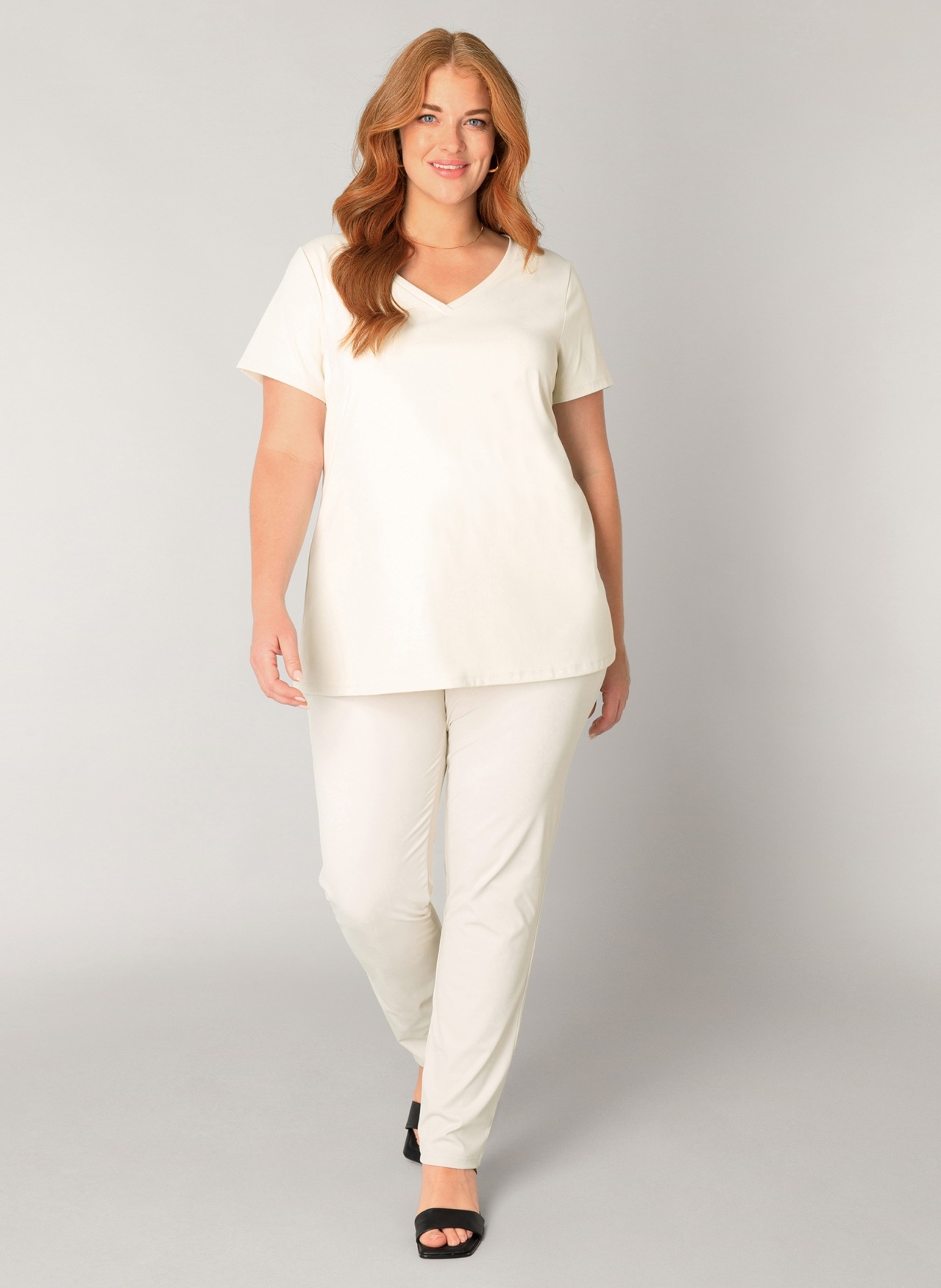 Base Level Curvy T-shirt en V »Lilly« avec stretch