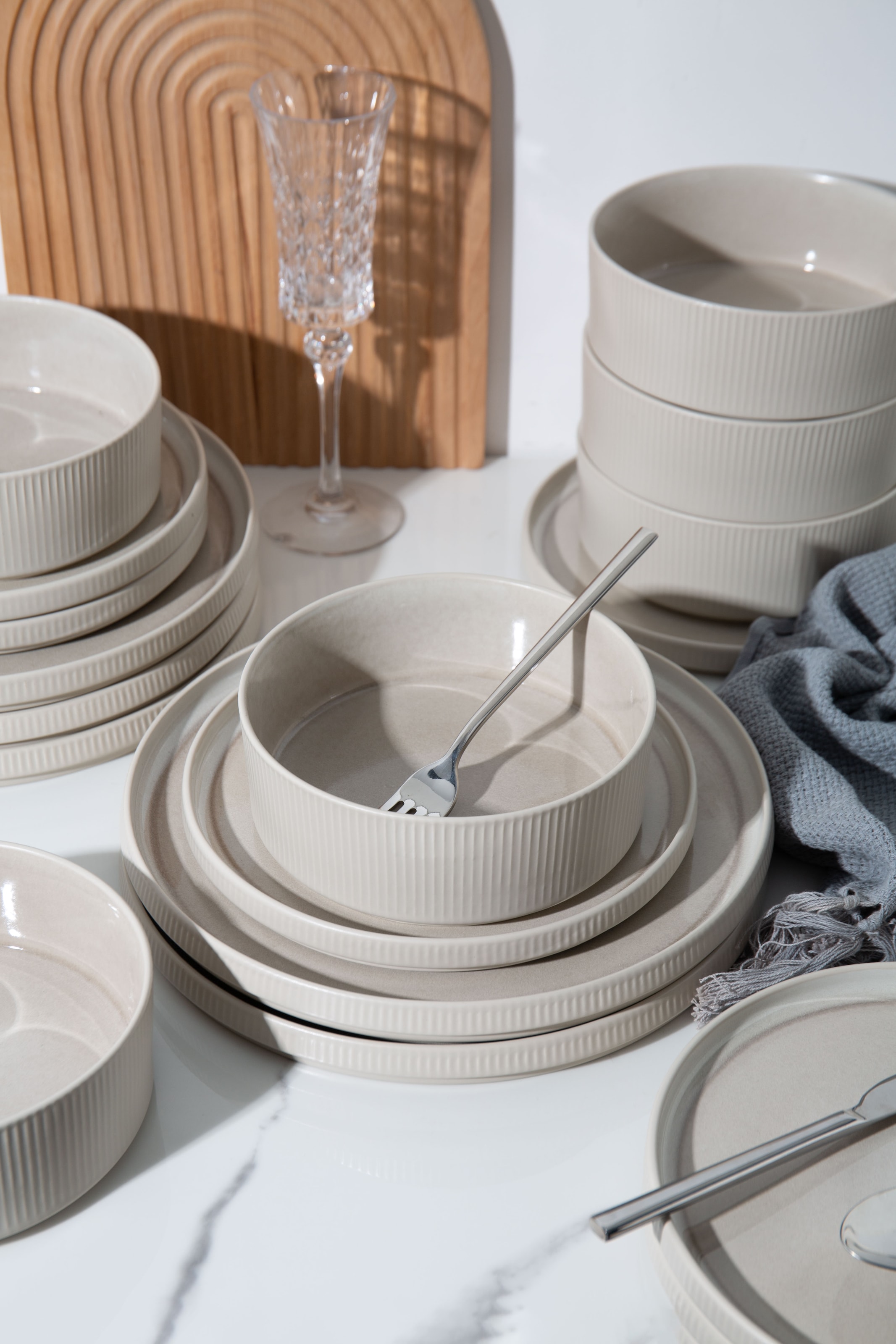 GOODproduct Set de vaisselle »Ylvii, aussen matt, innen reaktiv glasiert« Riffeloptik, spülmaschinenfest und mikrowellengeeignet