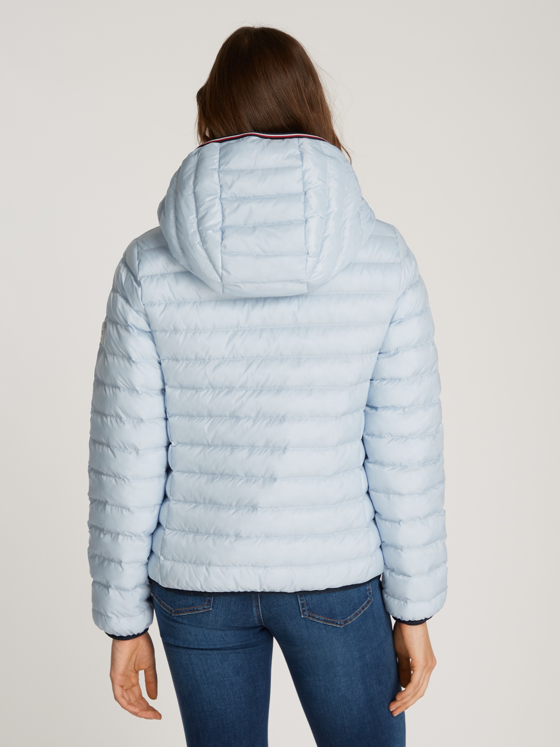 Tommy Hilfiger Steppjacke »REVERSIBLE LW PADDED JACKET«, mit Kapuze, mit reversible Tragemöglichkeit, leichte Wattierung, Logo-Patch