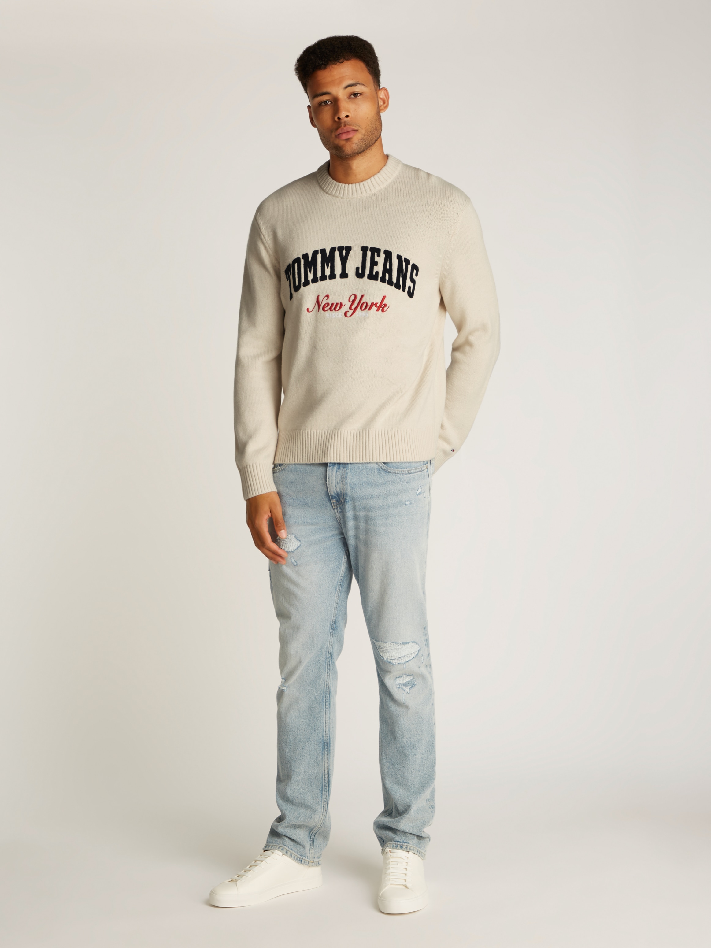 Tommy Jeans Rundhalspullover »TJM REG VARSITY CREW SWEATER EXT«, mit grossem Logo