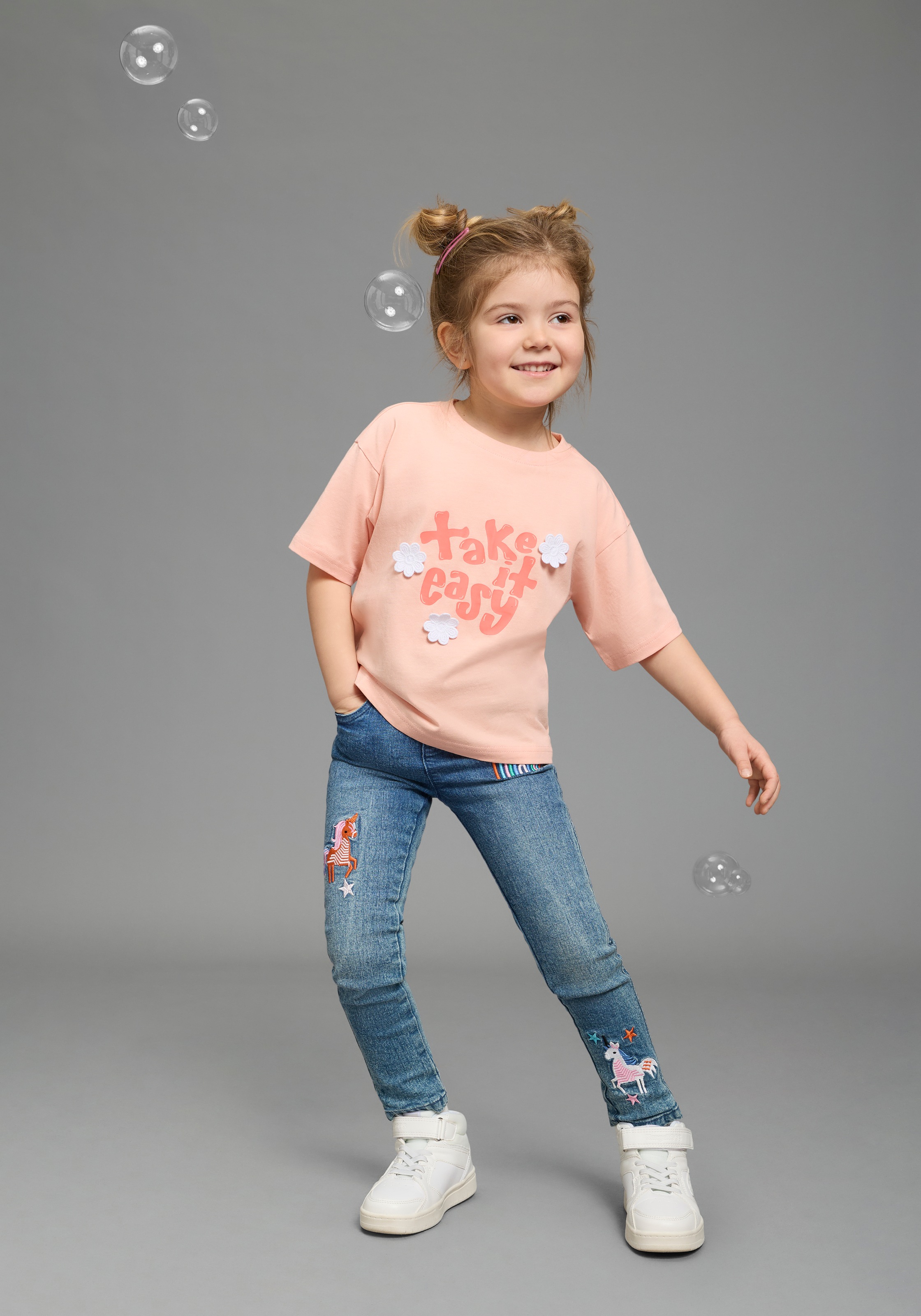 KIDSWORLD T-Shirt »mit süssen Druck und Häckelblumen« lässige Passform, Kurzarm, geblümt, mit Häkelapplikation