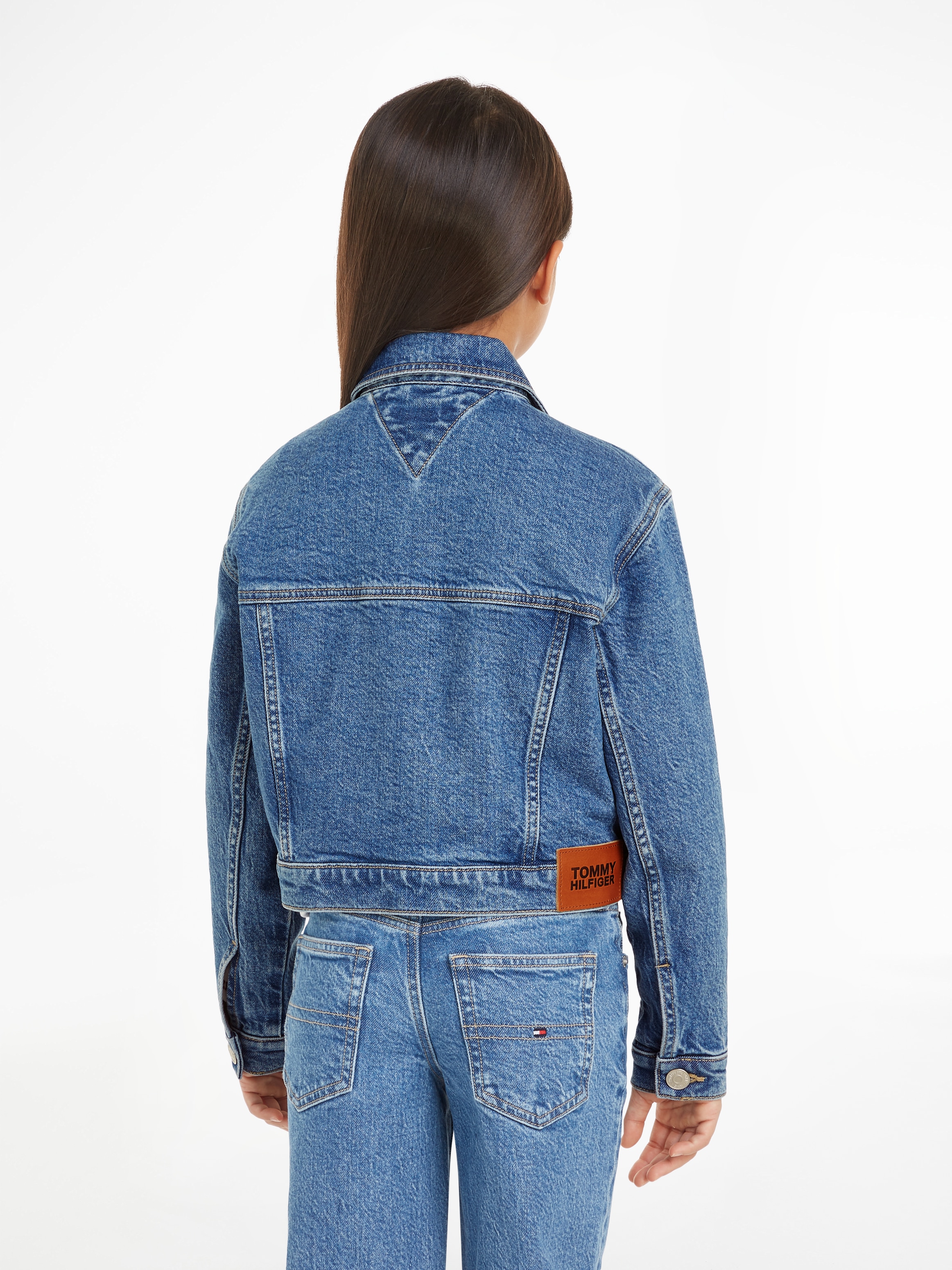 Tommy Hilfiger Jeansjacke »DENIM TRUCKER JACKET COMFORT«, Kinder bis 16 Jahre mit Logostickerei