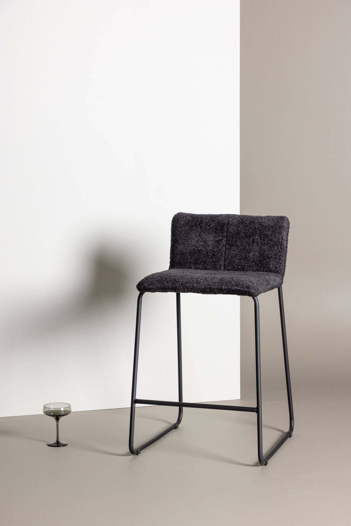 Venture Home Barhocker »Bisbee, 2er-Set Barhocker mit Fussstütze, belastbar bis 120 kg« Set, 2 Stk. tlg. Tresenstuhl, weicher Bezug, Stahlbeine, Fussstütze, modern