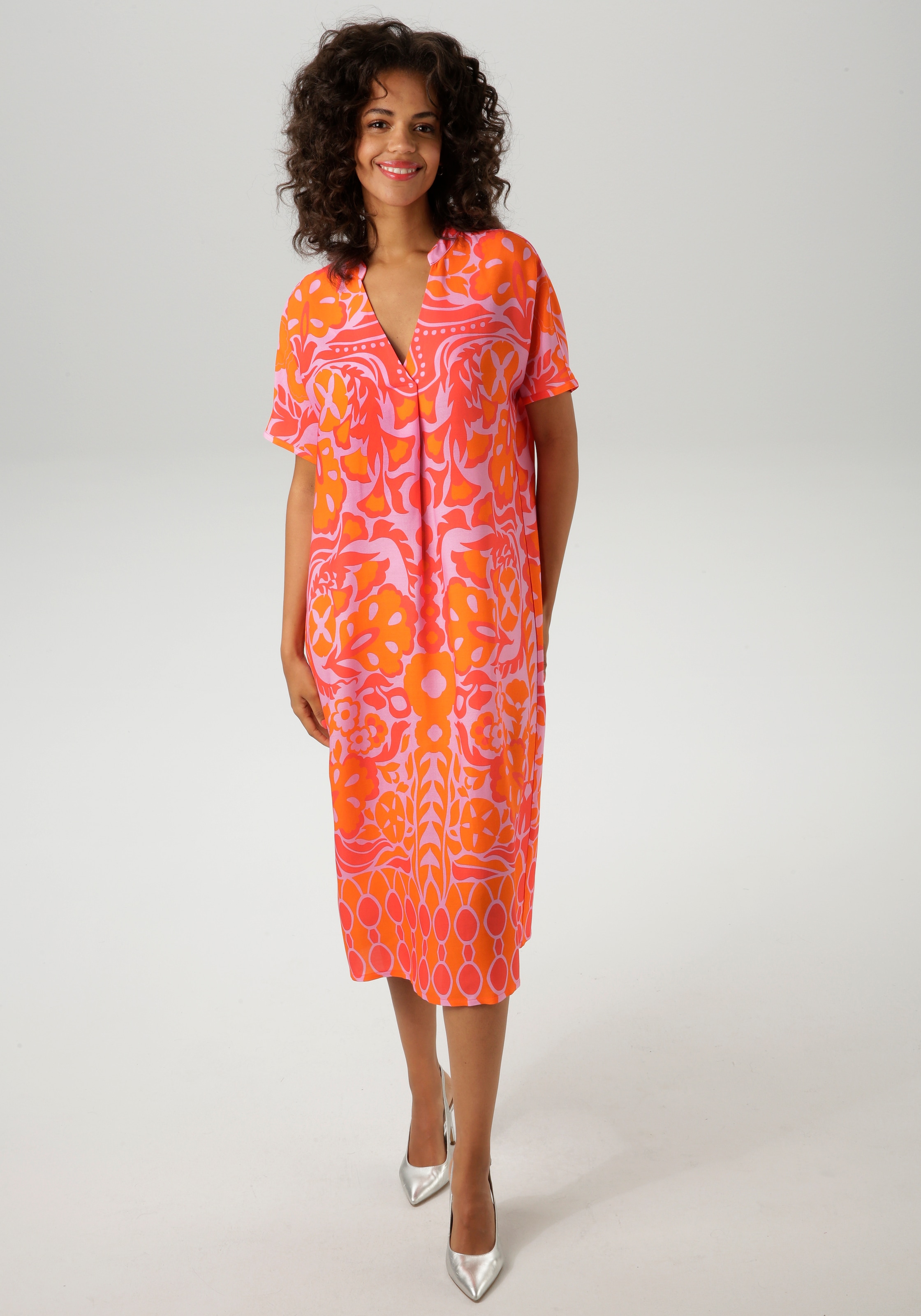 Aniston CASUAL Sommerkleid mit extravagantem, grafischen Druck