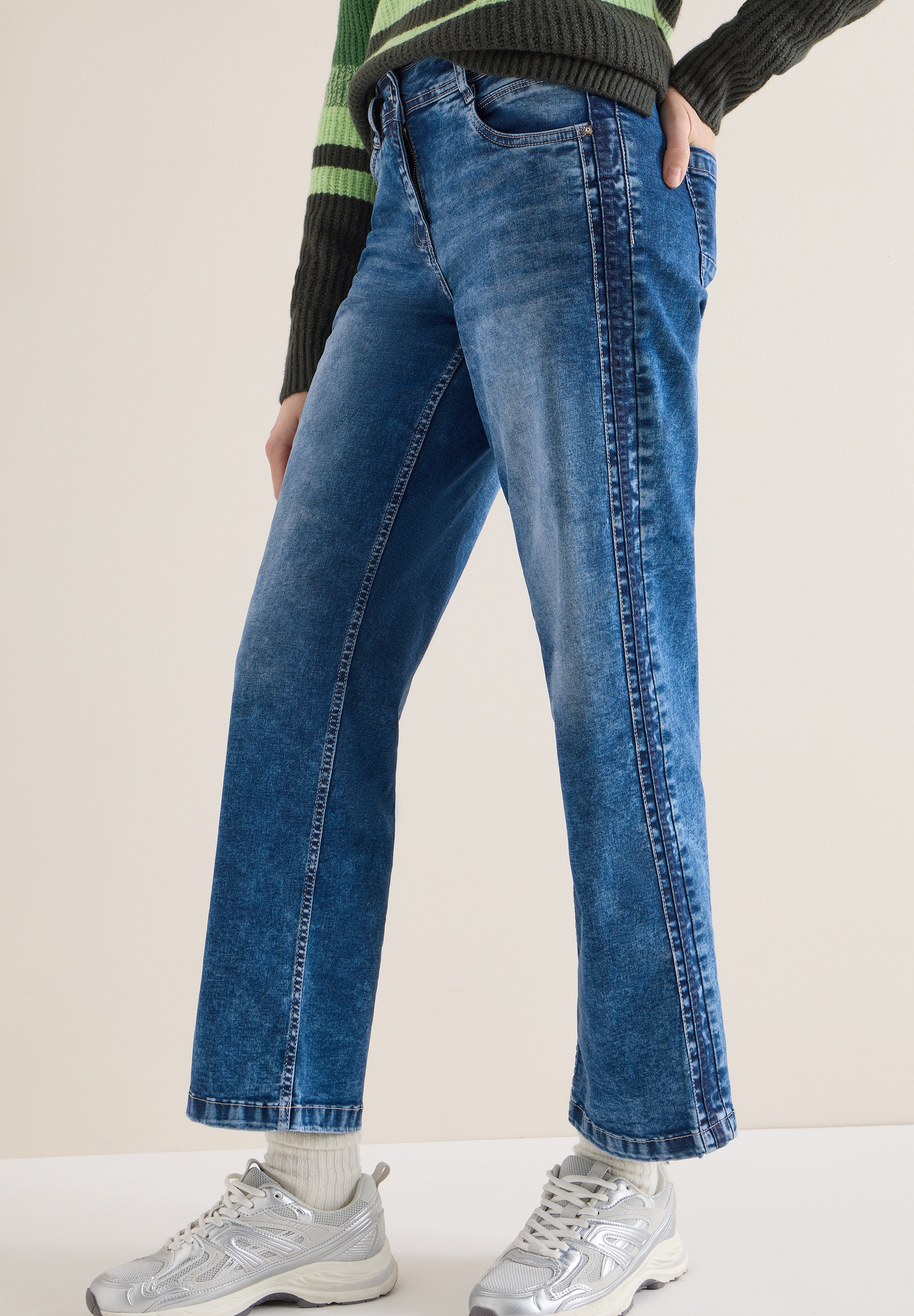 Image of Cecil Weite Jeans "Style NEELE Mid Blue" mit tonalen Gallonstreifen und Stretch