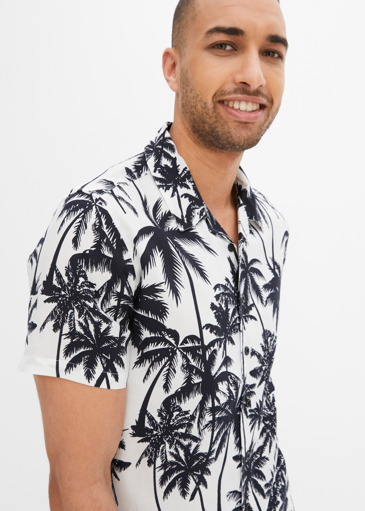 bonprix Chemise à manches courtes »Kurzarmhemd aus Viskose, Slim Fit« schmale Passform, aus Viskose, Allover-Print, bedrucktes Design