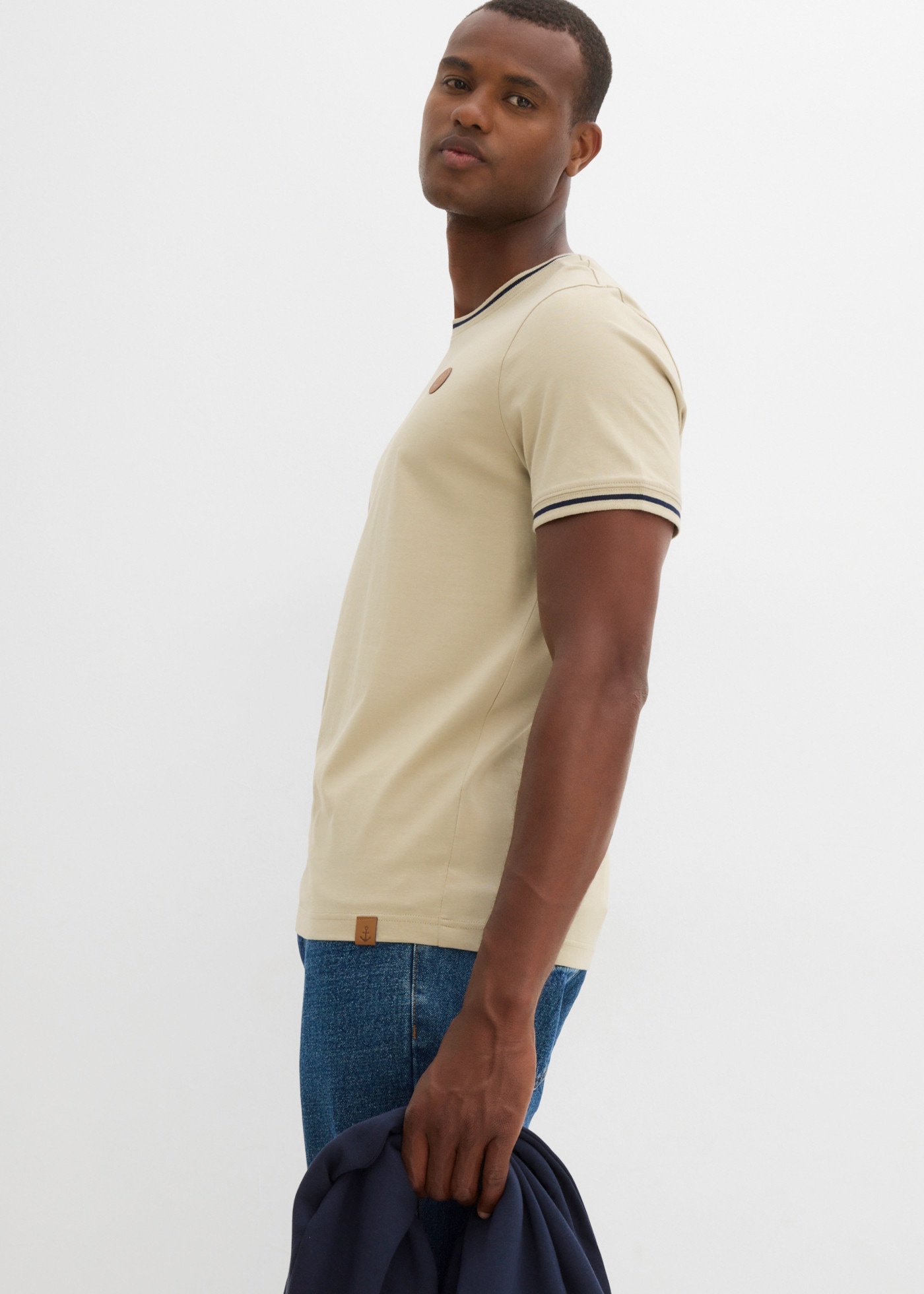 bonprix T-Shirt aus reiner Baumwolle, mit kleinem Kunstlederbadge, regular fit
