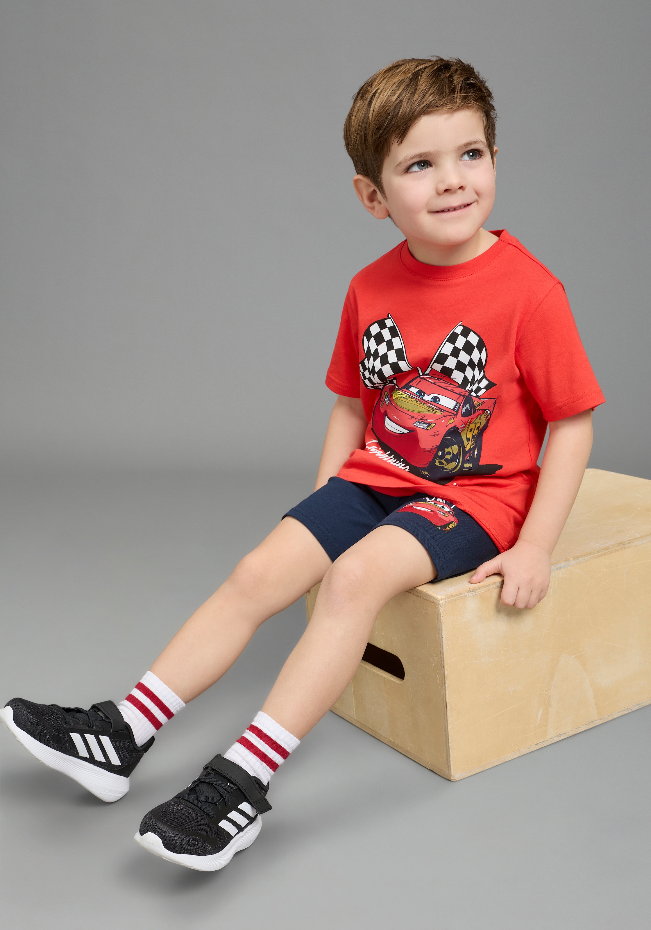 KIDSWORLD T-shirt & short »CARS 2tlg. Set T-Shirt+Hose: LIGHTNING MCQUEEN - Disney« Ensemble, 2 pièces ensemble en coton. Taille petit, veuillez commander une taille au-dessus