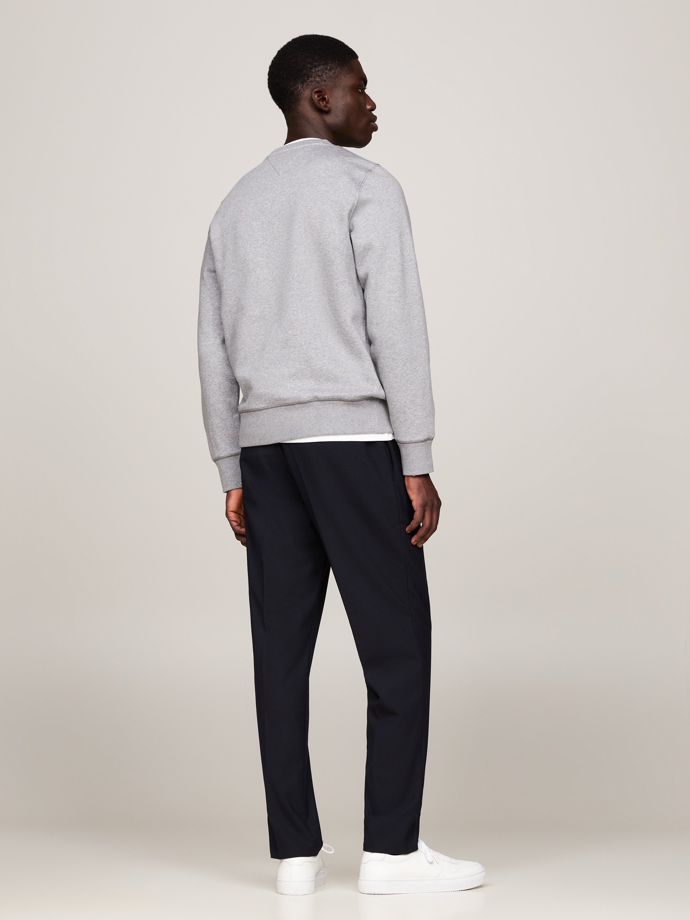 Tommy Hilfiger Sweatshirt »TOMMY LOGO SWEATSHIRT mit Rundhals und Stickerei«, unifarben, casual, regular fit, Baumwollmix, Rundhals