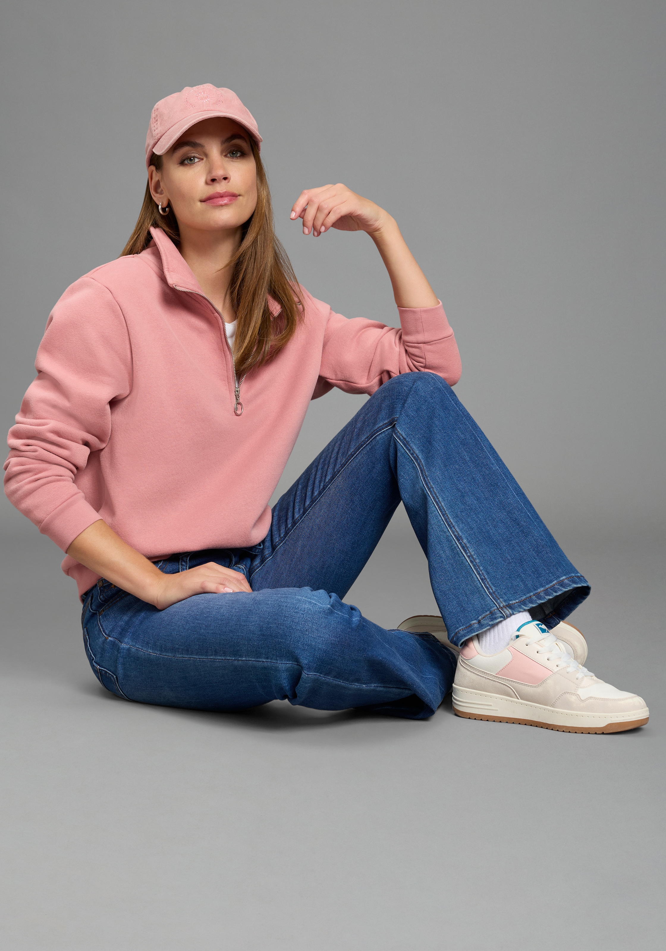 KangaROOS Bootcut-Jeans mit Reissverschluss, Knopf und Bindeband, lange Beinlänge