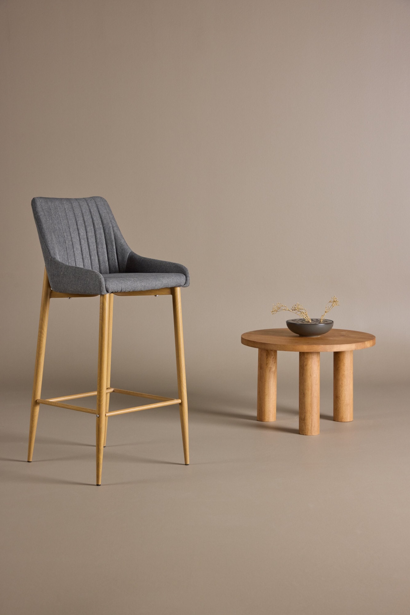 Image of Venture Home Barhocker "Plaza, 2er-Set Barhocker in Dunkelgrau-Stoff, Eichen-Beine, 120 kg" Set, 2 Stk. tlg. Tresenstuhl, Stoffbezug, Holzoptik-Metallbeine, Fussstütze, modern