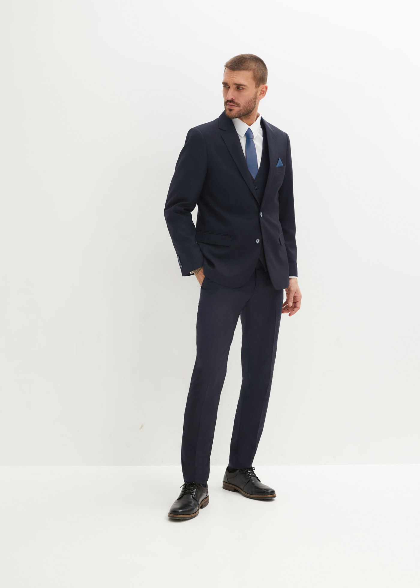 Image of bonprix Anzug 4-teilig Set, 4 tlg. slim fit mit Sakko, Hose, Weste, Krawatte und Einstecktuch, Slim Fit Passform