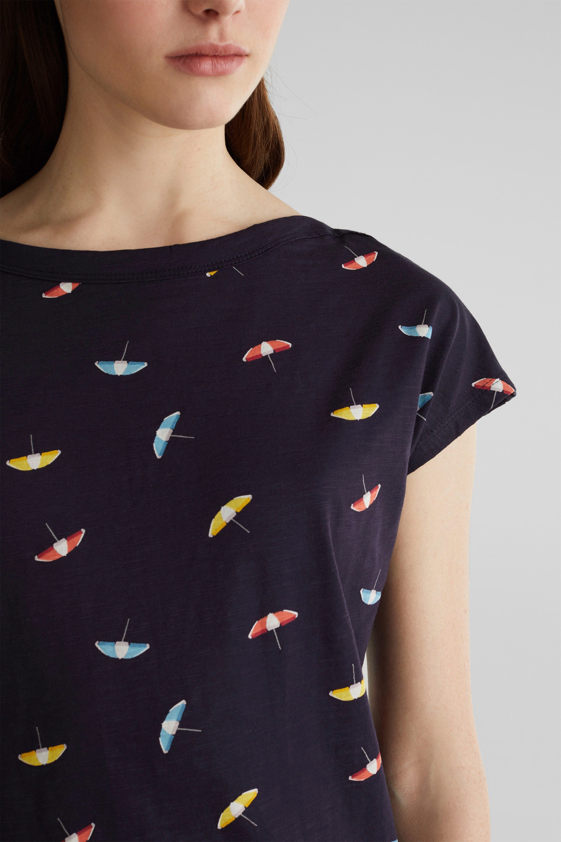 Image of Esprit T-Shirt, mit kleinen Liegestühlen oder Sonnenschirmen als sommerlicher Motiv-Druck bei Ackermann Versand Schweiz