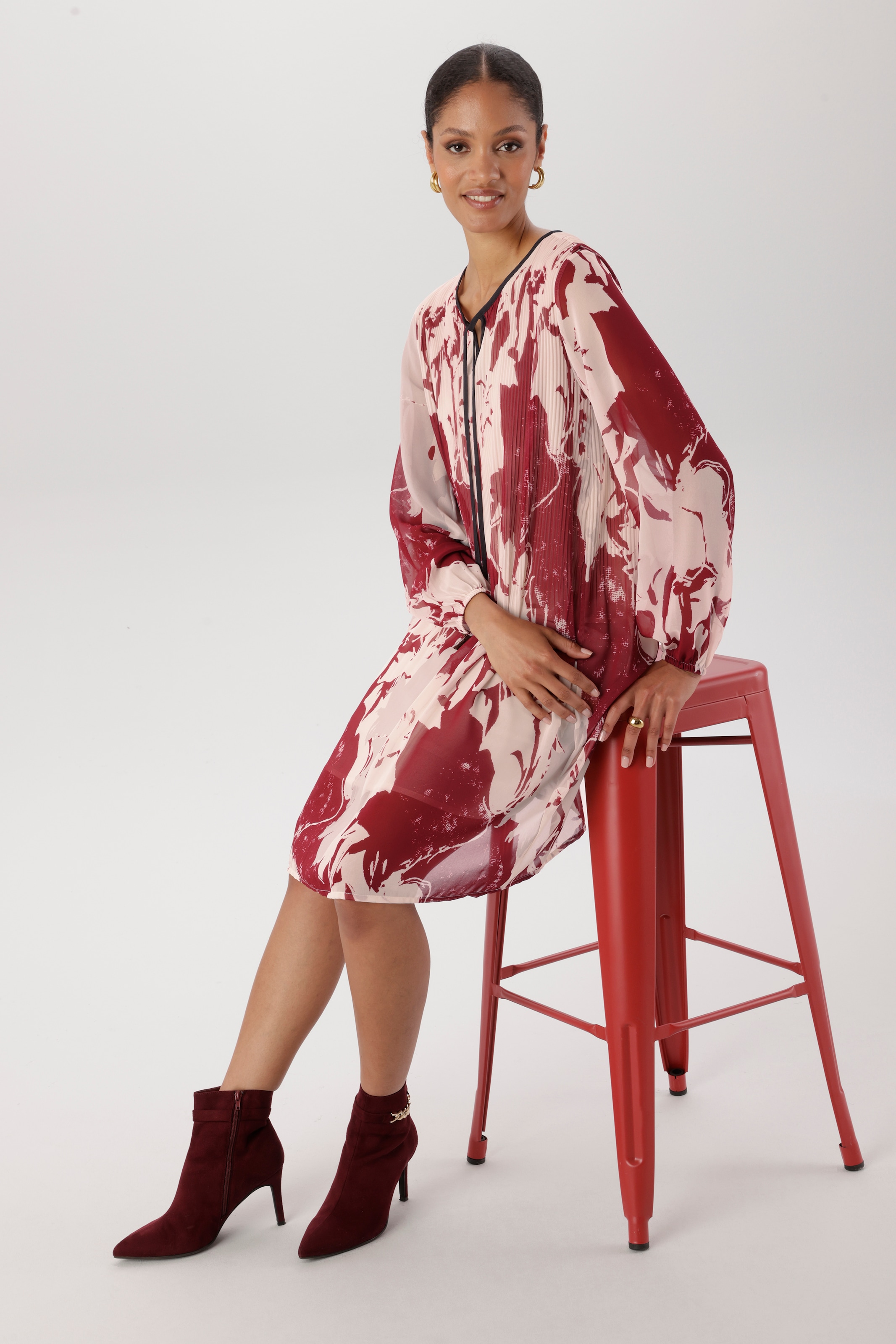 Aniston SELECTED Plisseekleid zarter Chiffon mit Plissee und Body gefüttert - NEUE KOLLEKTION