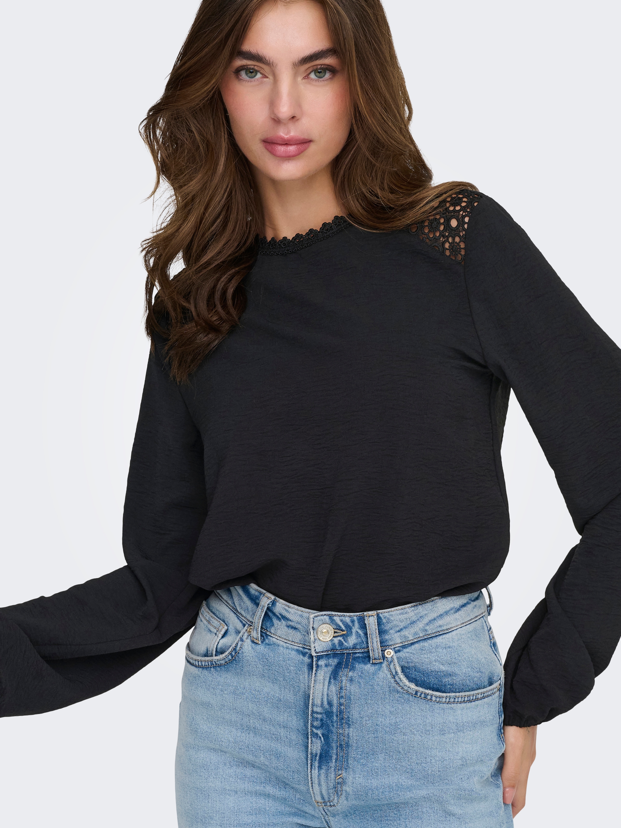 ONLY Shirtbluse »ONLKATCHA LIFE LS O-NECK LACE TOP CS WVN« Kunstfaser, regular fit, mit Spitzen Detail