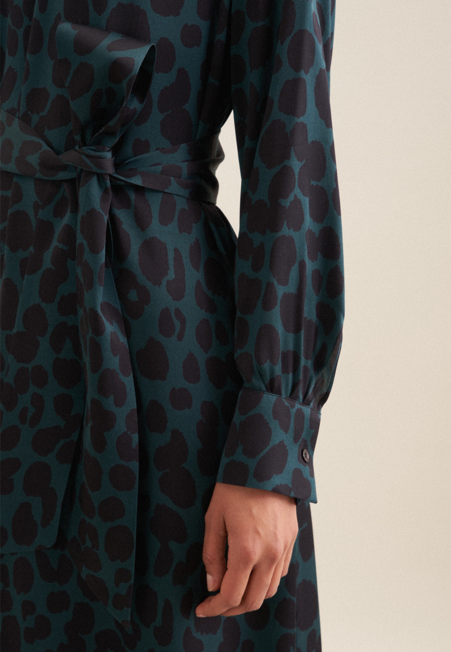seidensticker Sommerkleid »Schwarze Rose«, Langarm V-Neck Druck