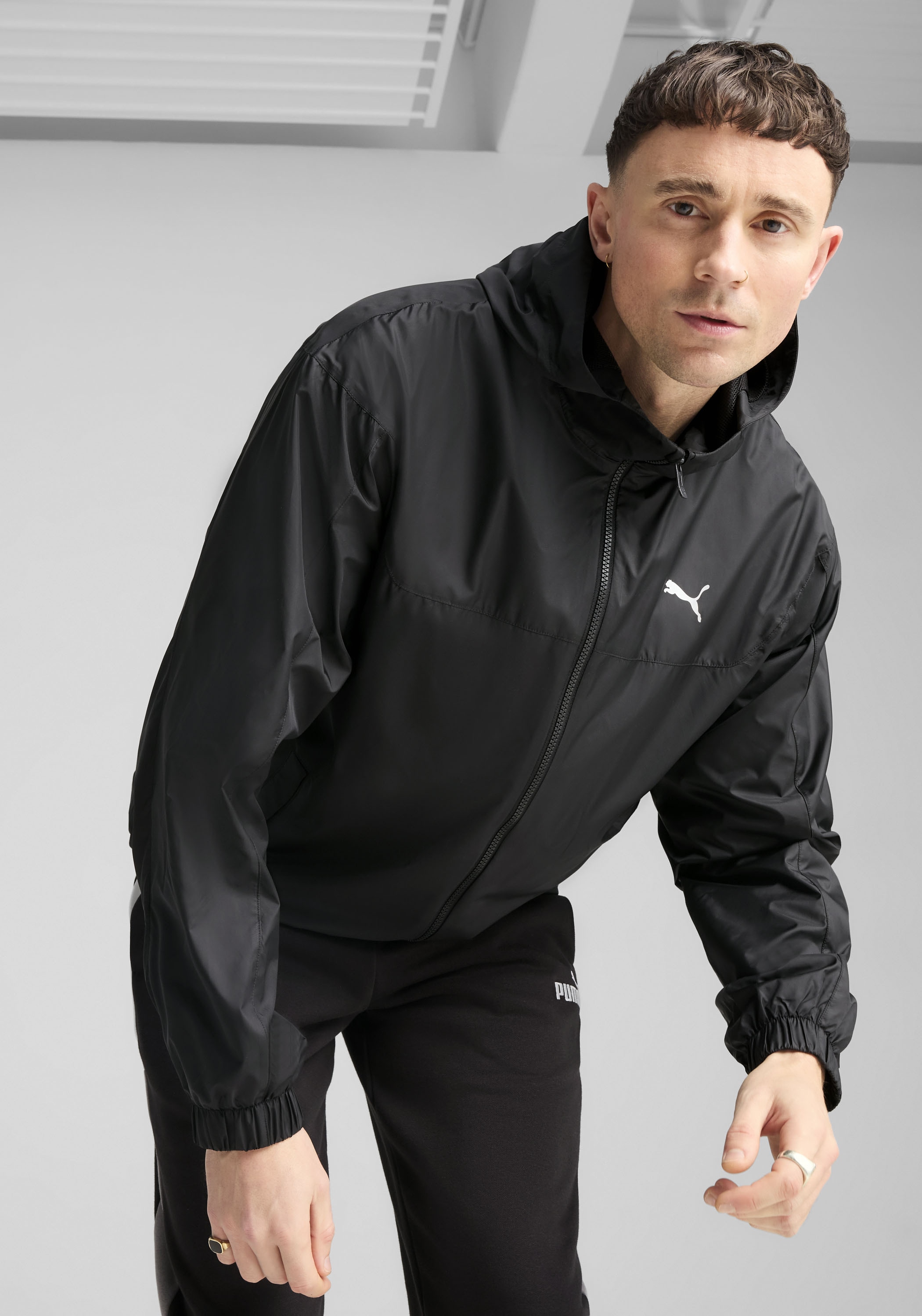 Image of PUMA Windbreaker "ESS UV RELAXED WINDBREAKER M" mit Kapuze mit Kapuze, mit Eingrifftaschen, wärmeisolierend