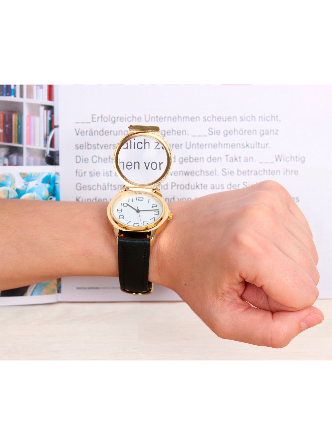 Armbanduhr mit Lupe