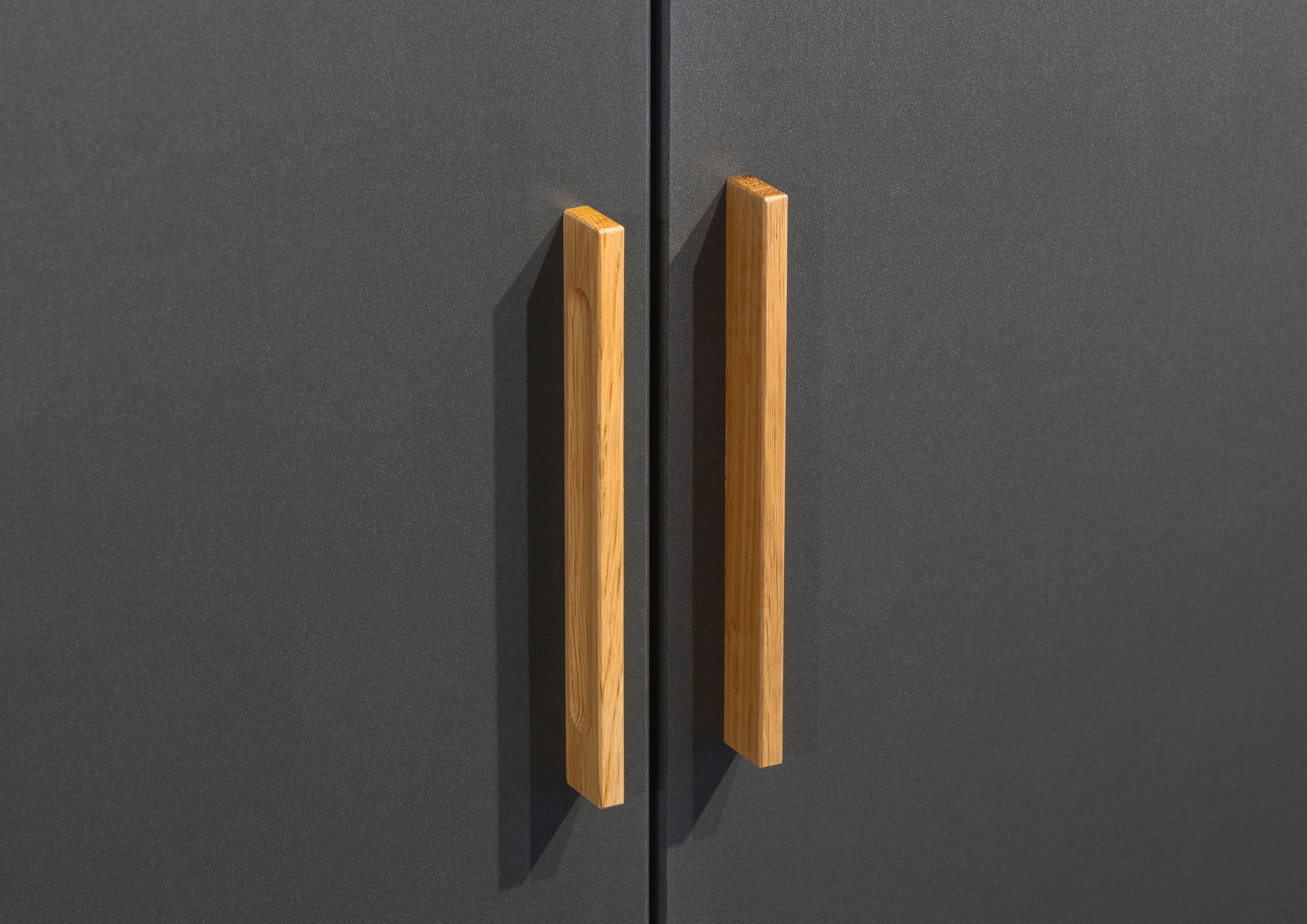 rauch Drehtürenschrank »Kleiderschrank Schrank Garderobe SHINJO Breiten 93/140/187 cm« in 3 verschiedenen Ausstattungen BASIC/CLASSIC/PREMIUM,  Griffe und Füsse aus Massivholz mit 2 Schubladen MADE IN GERMANY