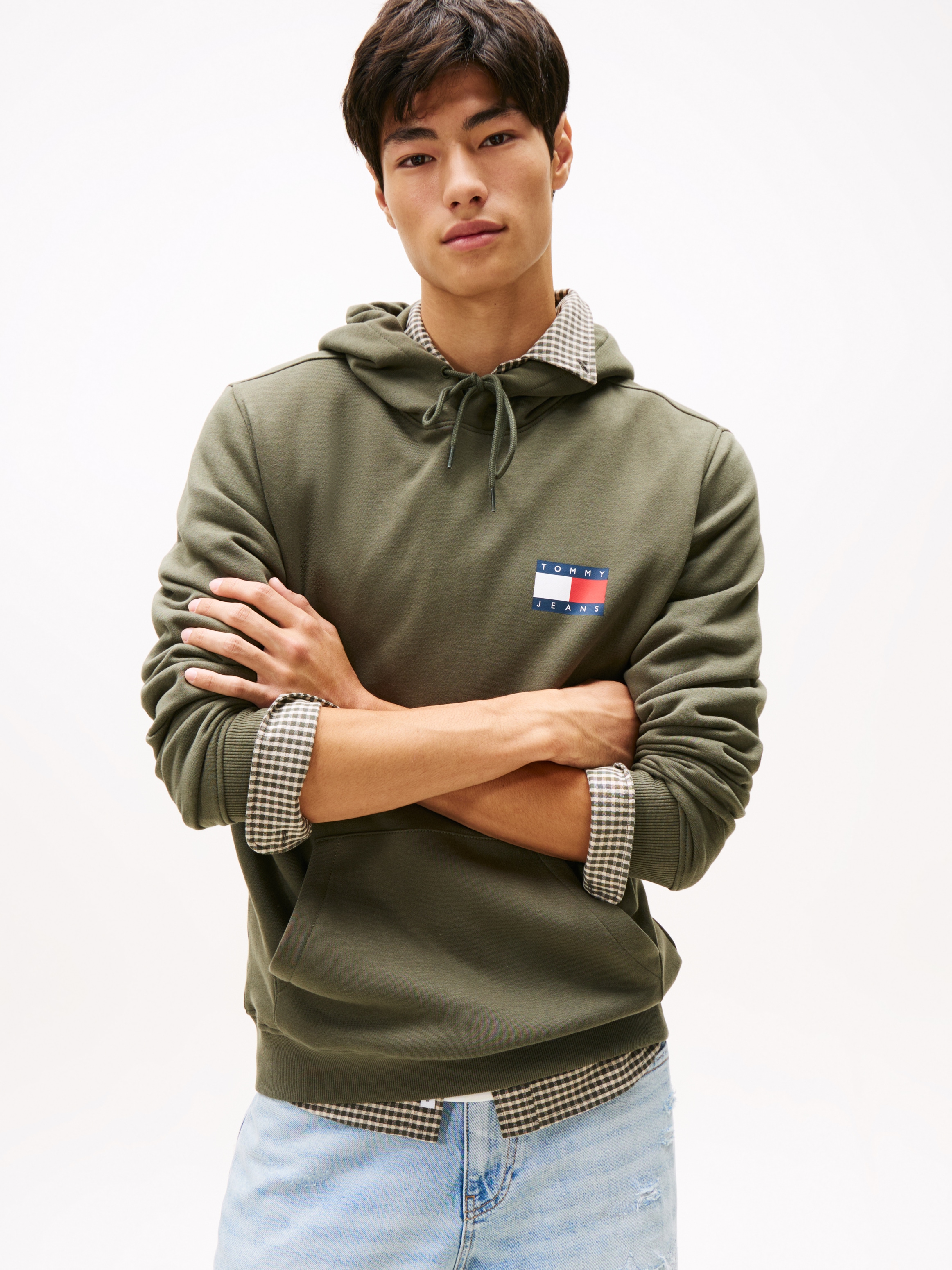 Tommy Jeans Sweatshirt »TJM REG ESSENTIAL FLAG HOOD EXT«, mit bedruckten Markenlogo auf Brusthöhe