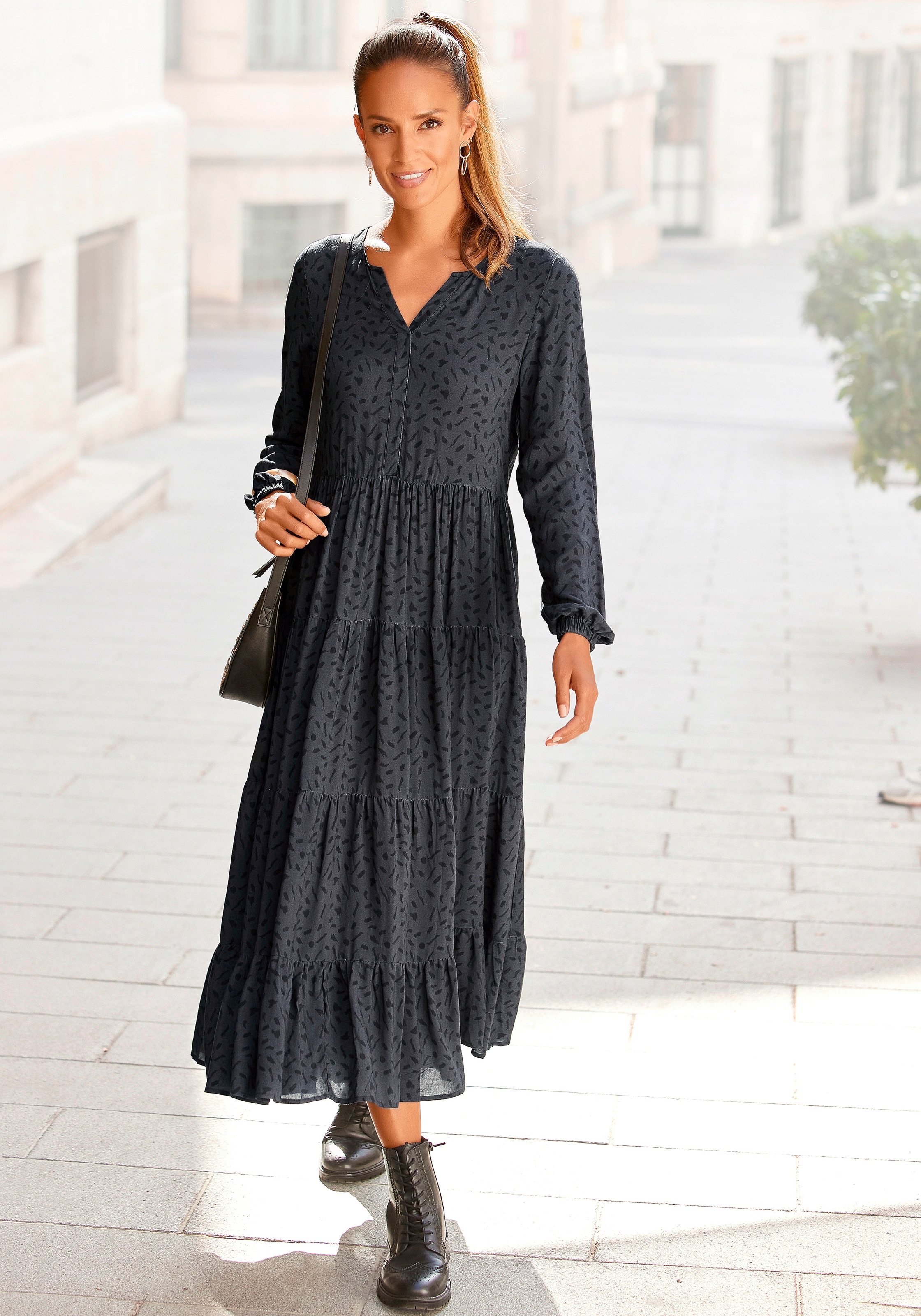 Image of LASCANA Maxikleid "mit Animalprint und Volants aus gewebter Viskose, locker bequemer Look" Langärmliges Webkleid, Sommerkleid, Kaftankleid mit weitem Rockteil