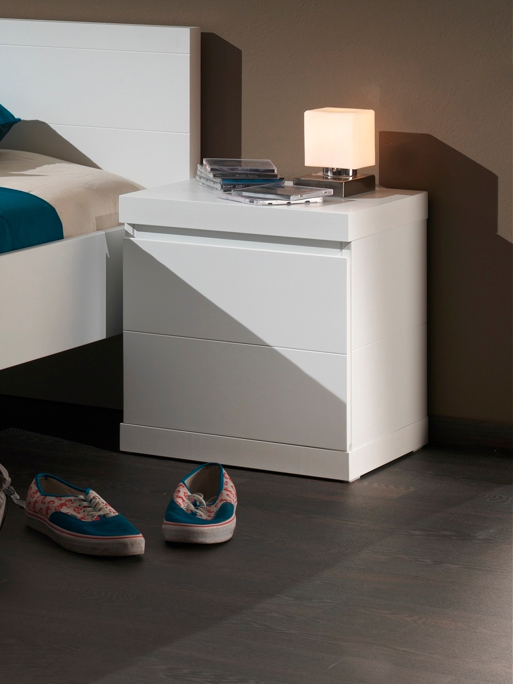 Vipack Table de nuit Fabriqué en Europe,  Table de nuit au design épuré, avec 1 porte, finition laquée blanche