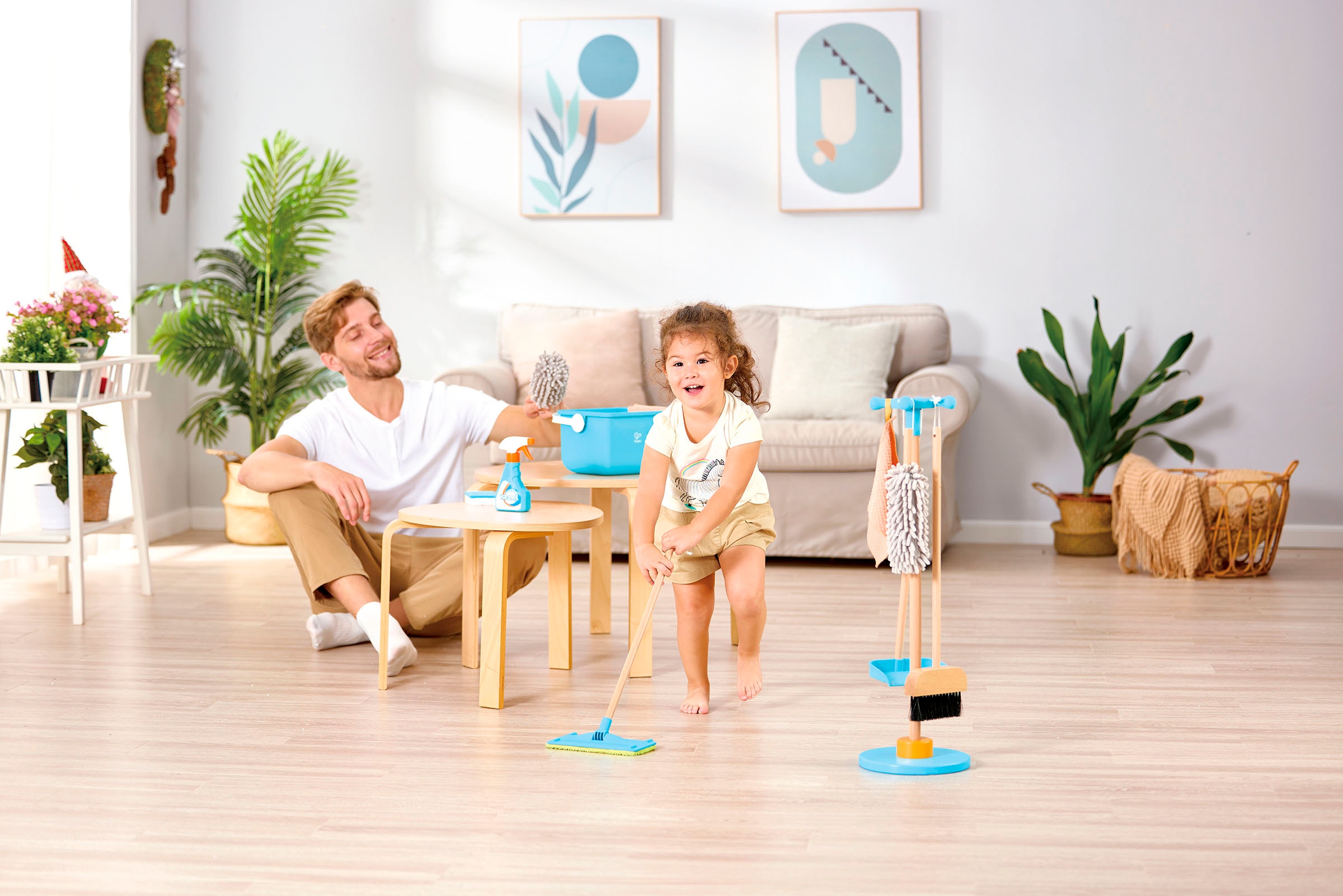 Hape Balai pour enfants »Spielzeug-Putzset mit Ordnungsständer«