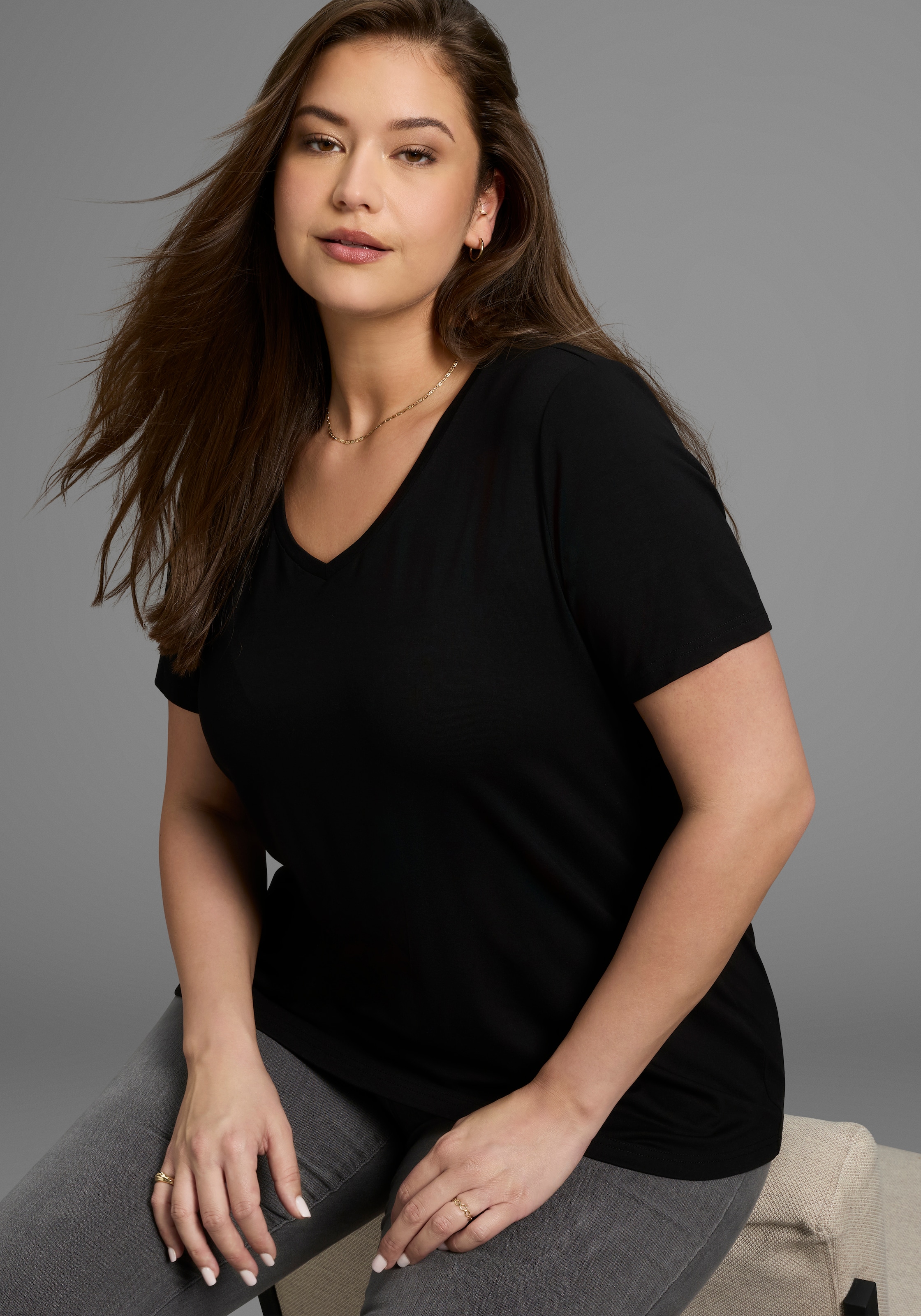 Image of Laura Scott CURVE T-Shirt "Grosse Grössen" mit V-Ausschnitt aus fliessender Viskose