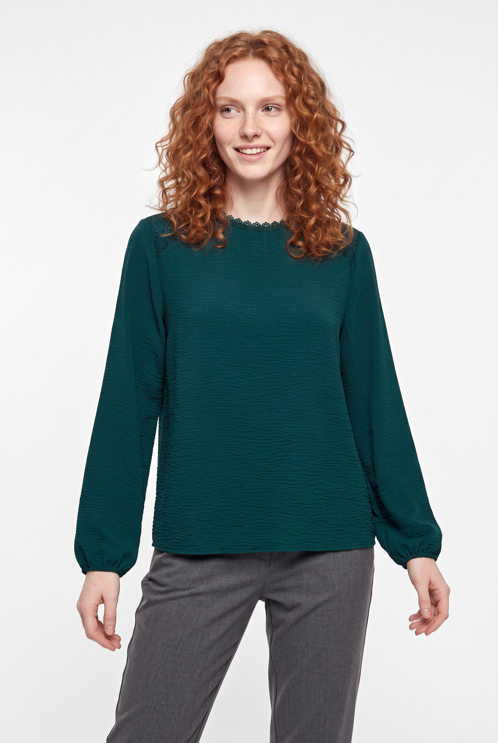 Image of ONLY Shirtbluse "ONLKATCHA LIFE LS O-NECK LACE TOP CS WVN" Kunstfaser, regular fit, mit Spitzen Detail