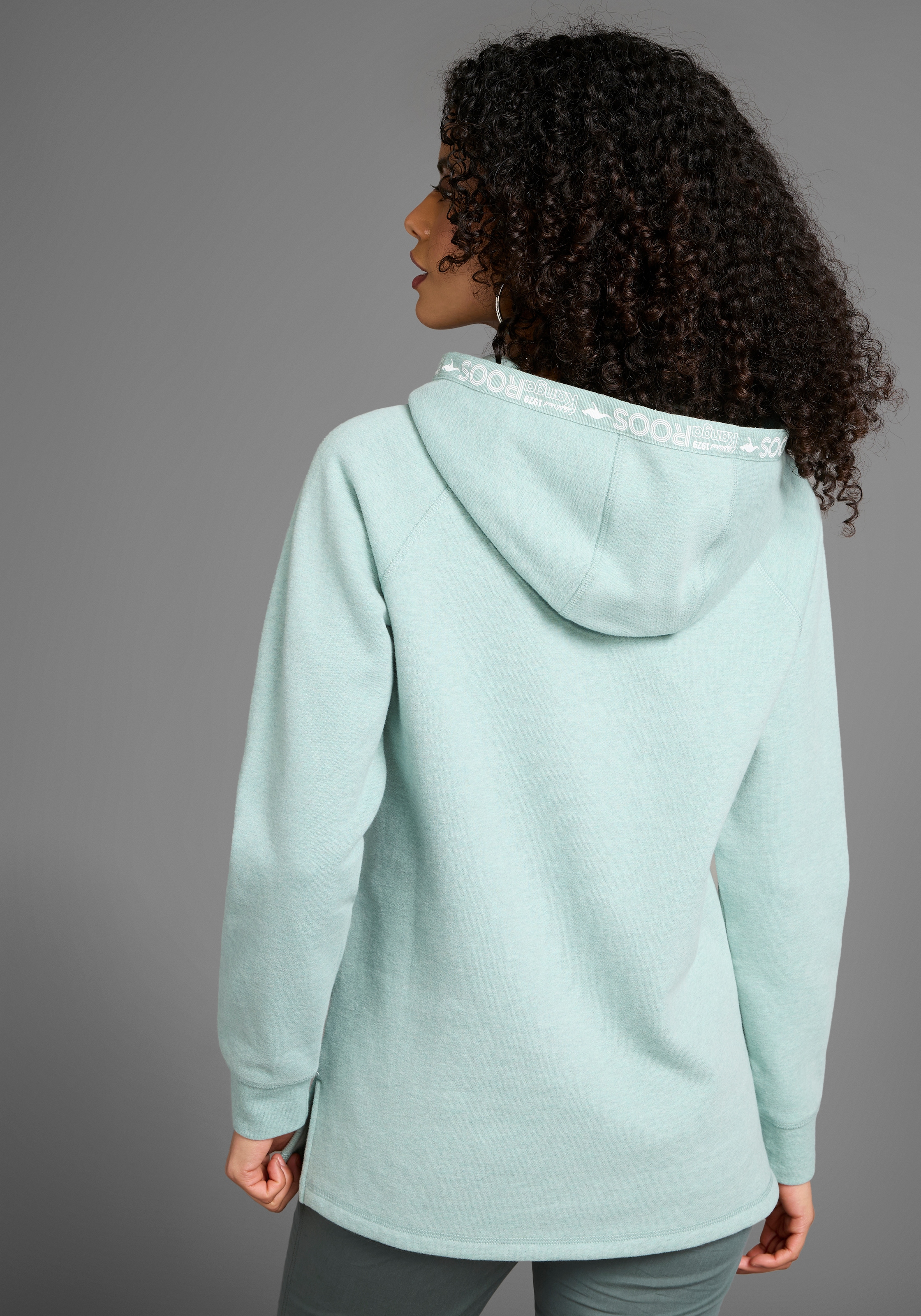 KangaROOS Longsweatshirt, mit Logotape an der Kapuze und Schlitz am Saum
