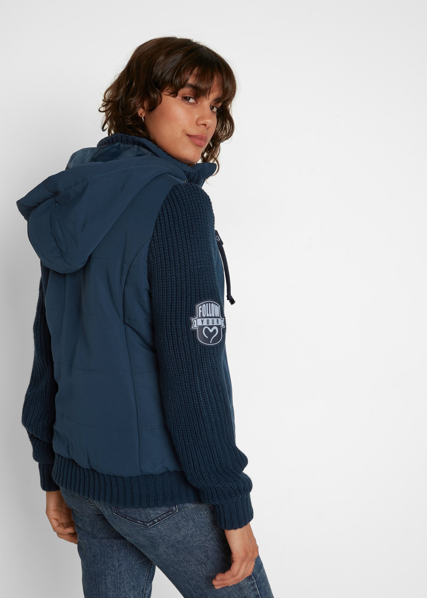 bonprix Kurzjacke mit Kapuze figurumspielende Passform, mit Strickärmeln und Kapuze