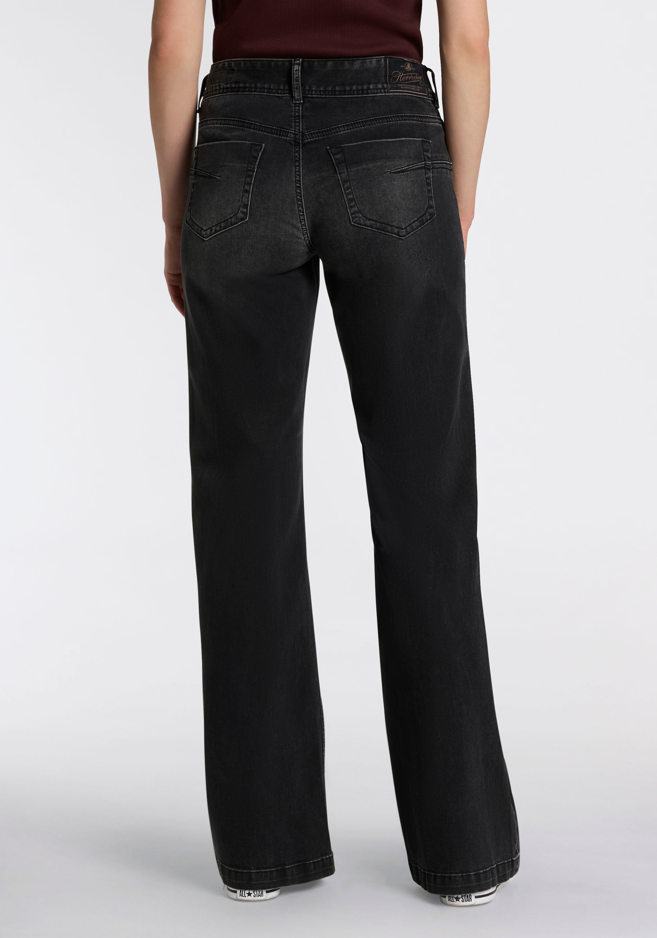 Herrlicher 5-Pocket-Jeans »Edna Recycled Denim Black Light«, Flared Fit mit Abnähern