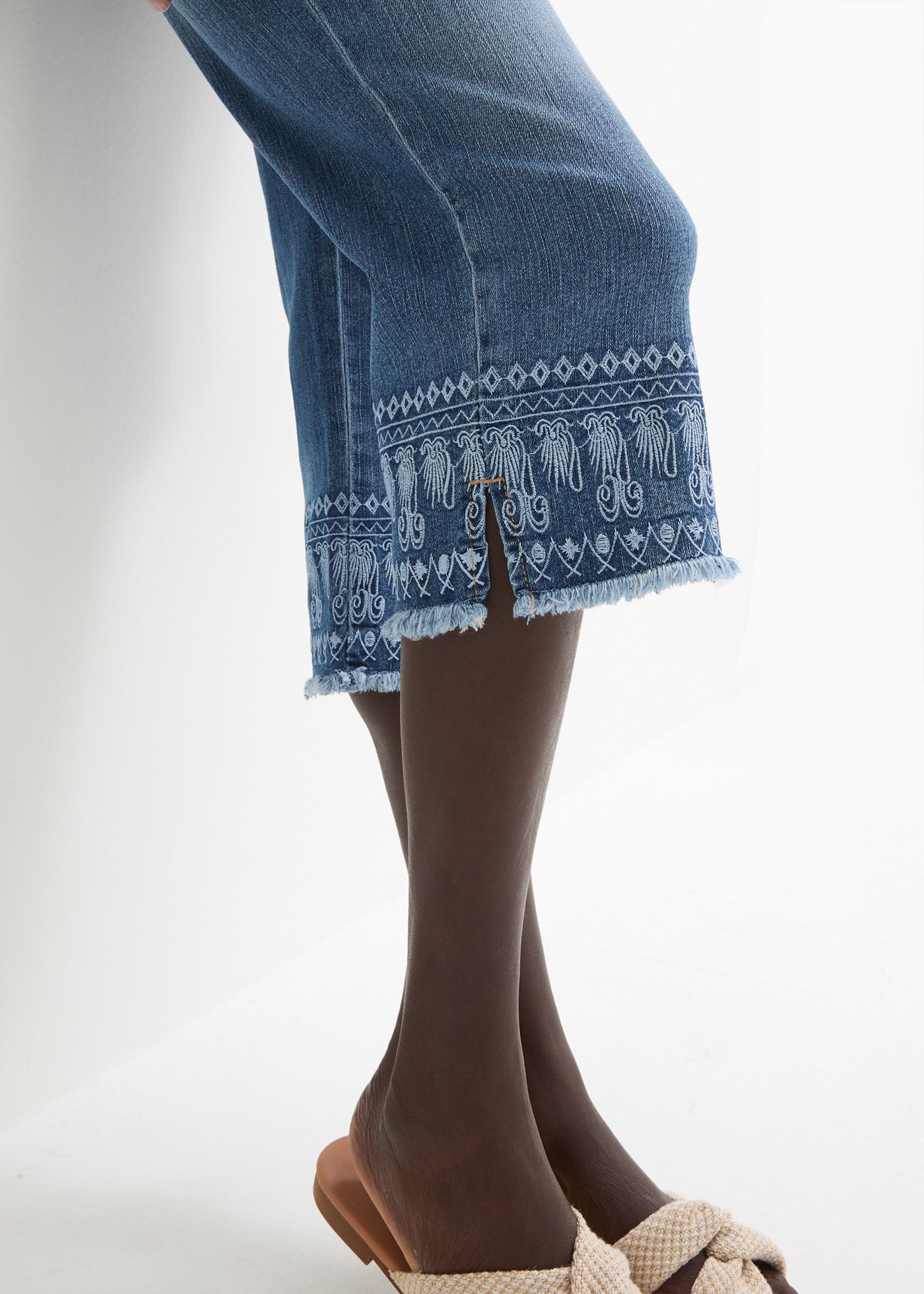 bonprix Jeans capri Slim Fit Passform, Capri-Länge, mit Stickerei