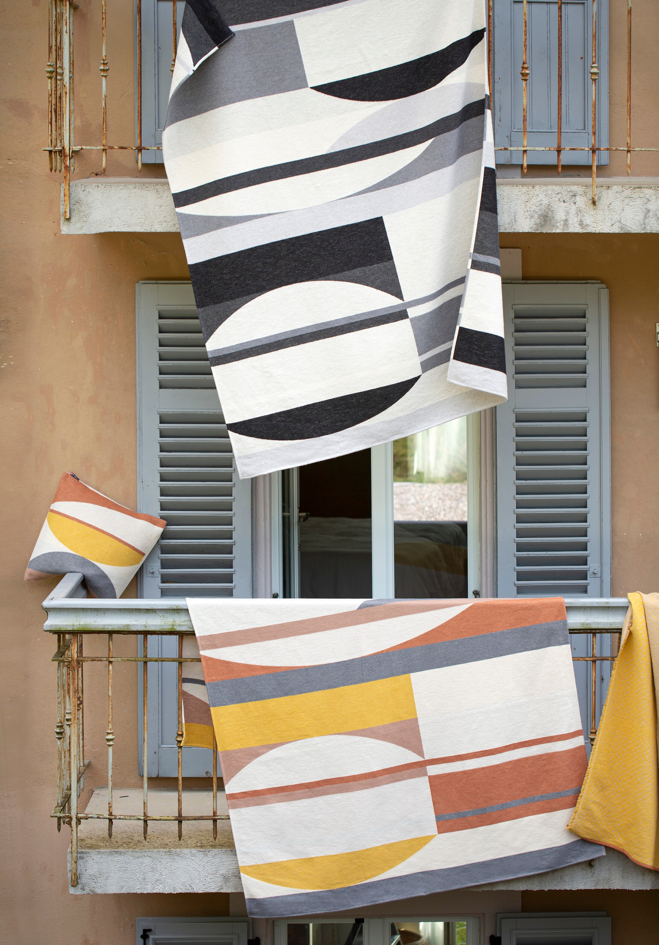 Image of DAVID FUSSENEGGER Wohndecke, mit grafischem Muster bei Ackermann Versand Schweiz