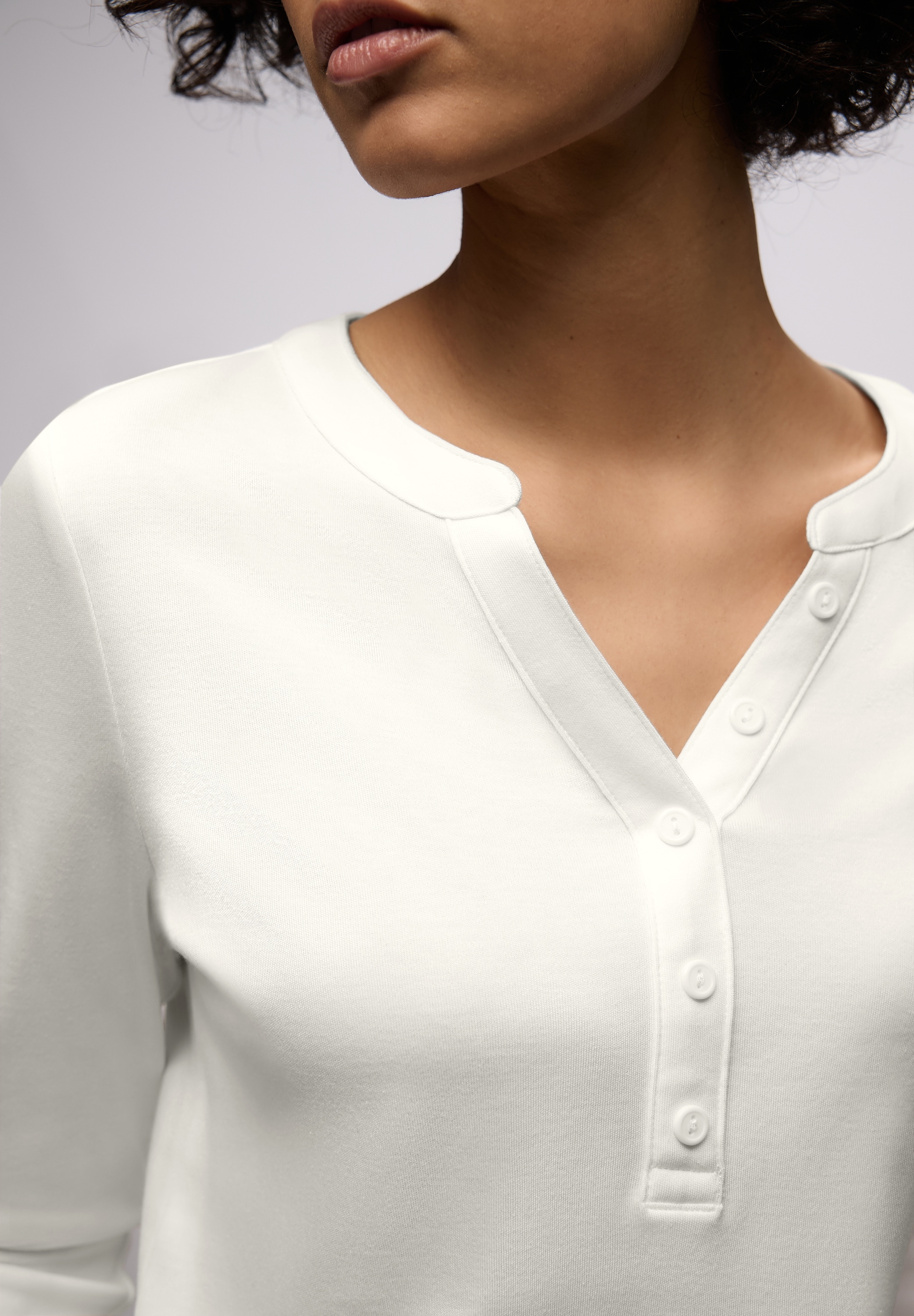Image of STREET ONE Langarmshirt mit dekorativem Split Neck und Knopfleiste
