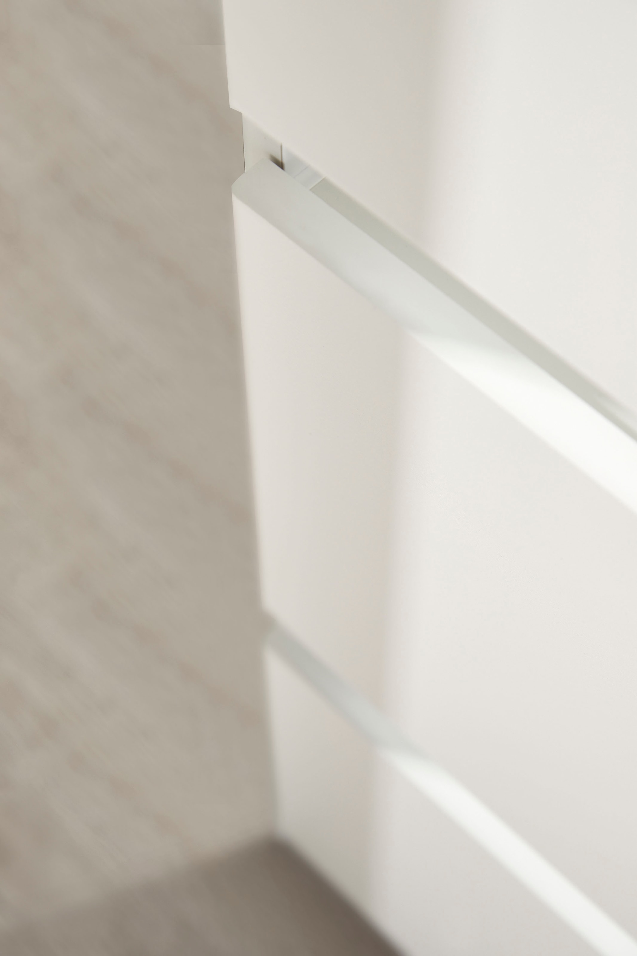 rauch Kleiderschrank »Schrank Garderobe Schlafzimmerschrank Ankleide Mietswohnung MADRID« Alpinweiss, grifflose Front, Schubladen mit Griffmulde MADE IN GERMANY