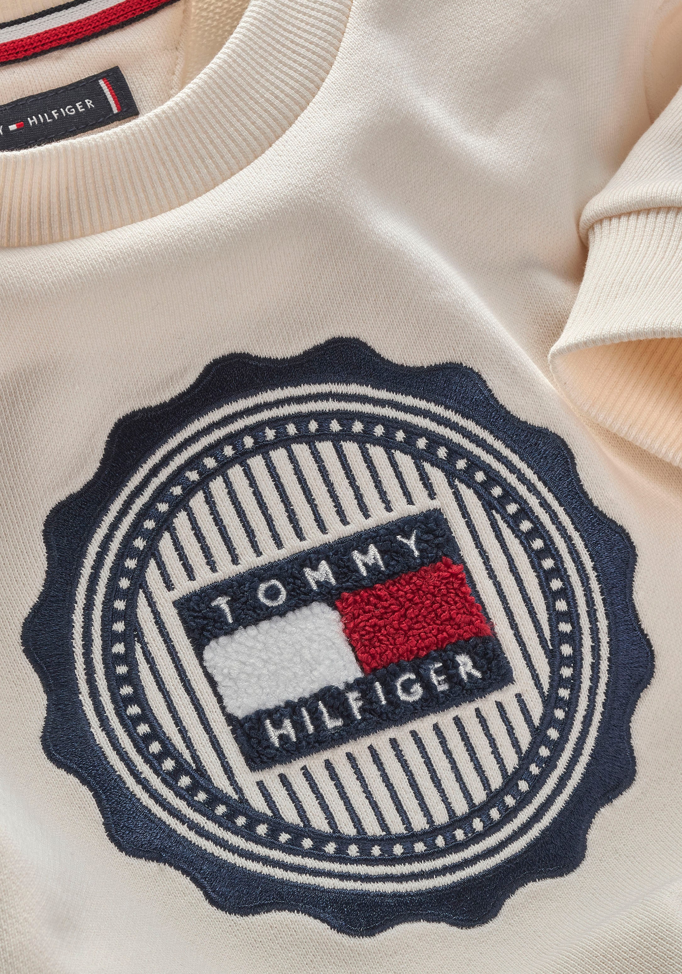 Tommy Hilfiger Sweatshirt »STAMP EMBROIDERY REG SWEATSHIRT«, Kinder bis 16 Jahre mit Logopatch
