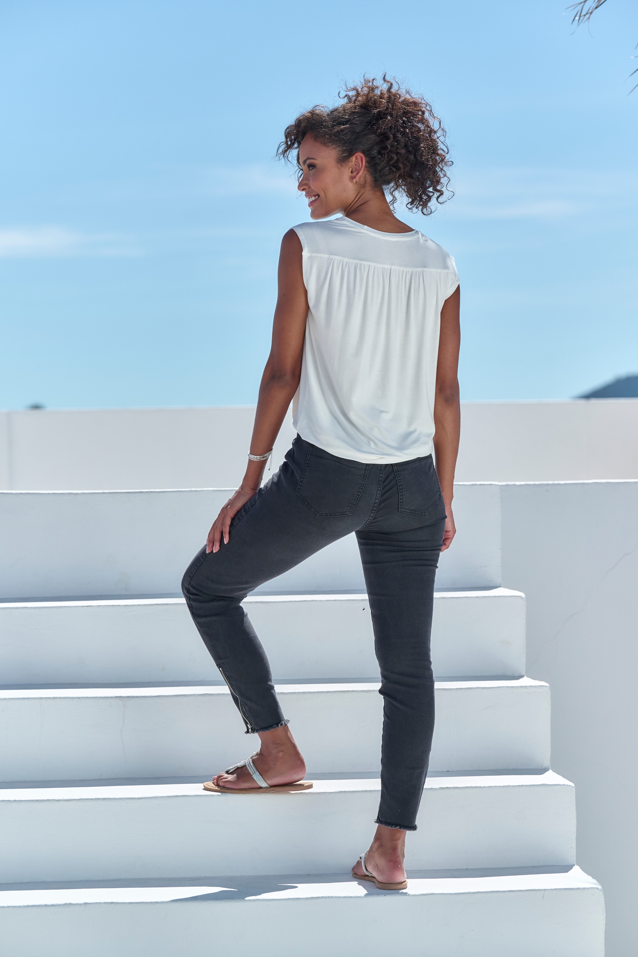 LASCANA Shirttop »mit dekorativer Schulterraffung«, aus weichem Viskose-Stretch