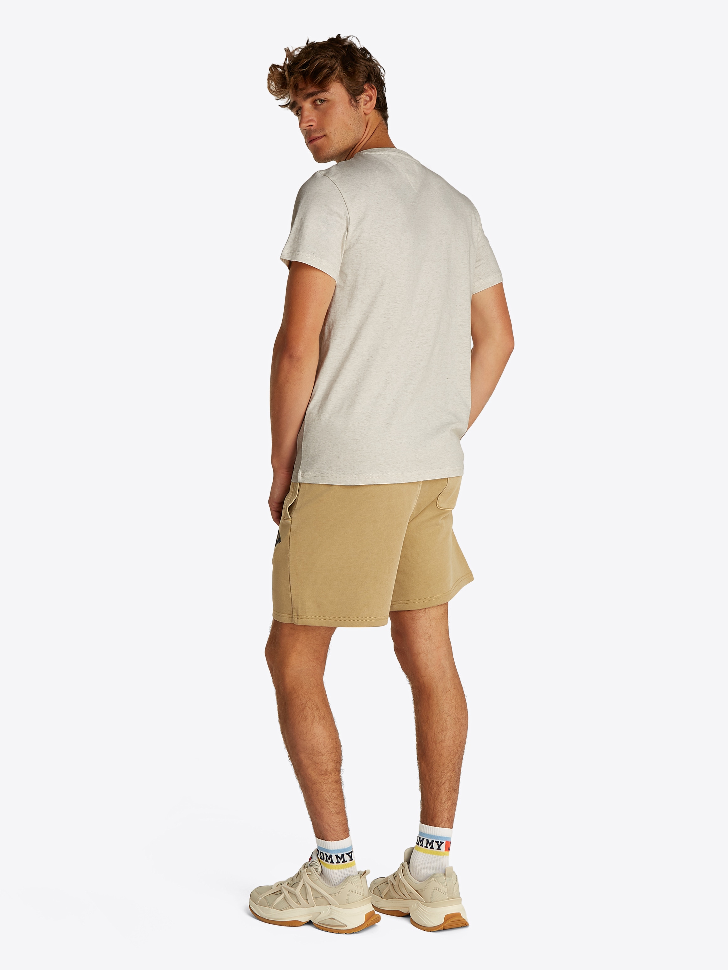 Tommy Jeans T-Shirt »TJM SLIM ESSENTIAL FLAG TEE EXT« Mit Rundhalsausschnitt