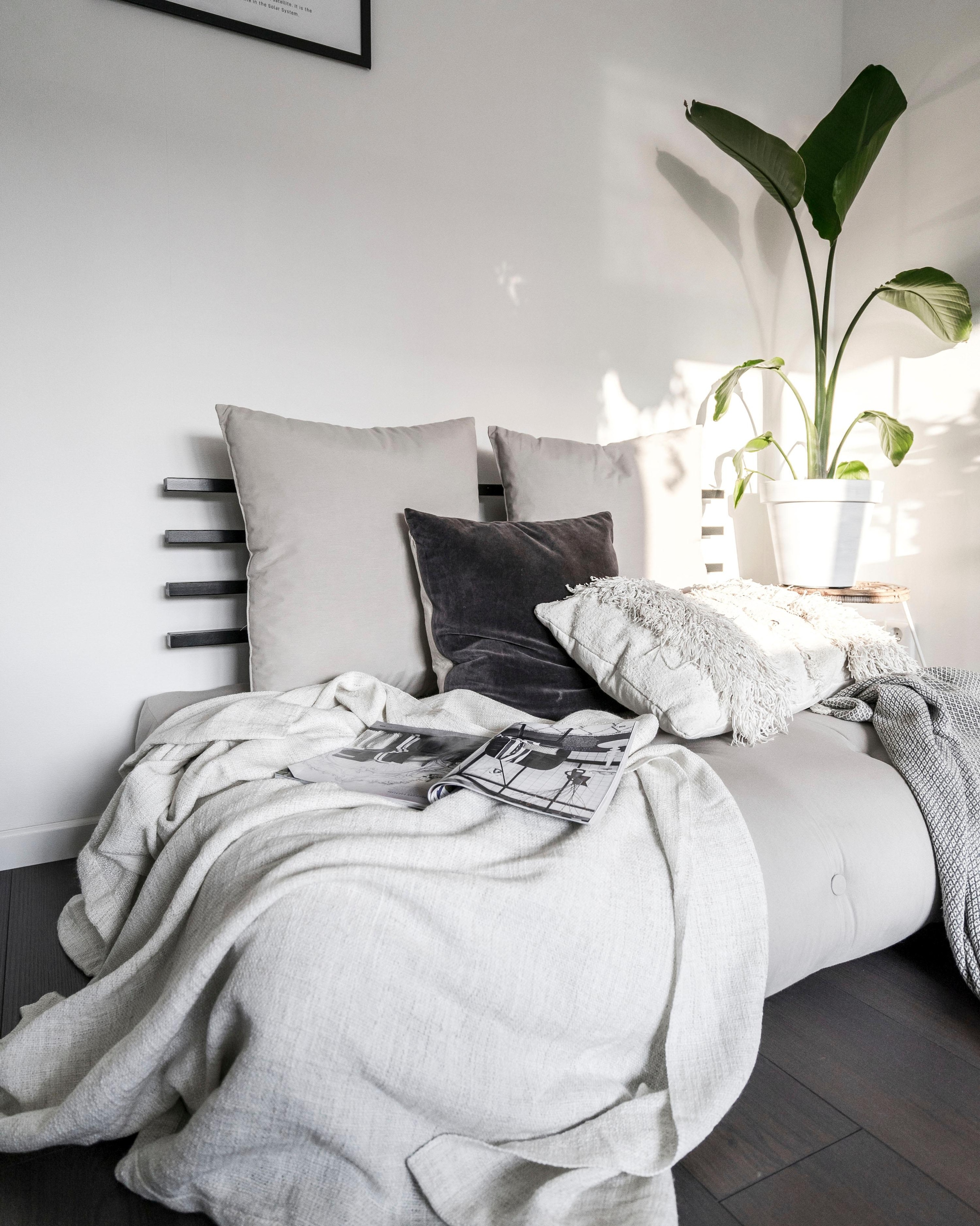 Karup Design Schlafsofa »Shinsano, futonstil, Rückenrahmen und zweiteiligem Kissenset« aus massivem Kiefernholz, faltbarer Matratze, multifunktional, Scandi