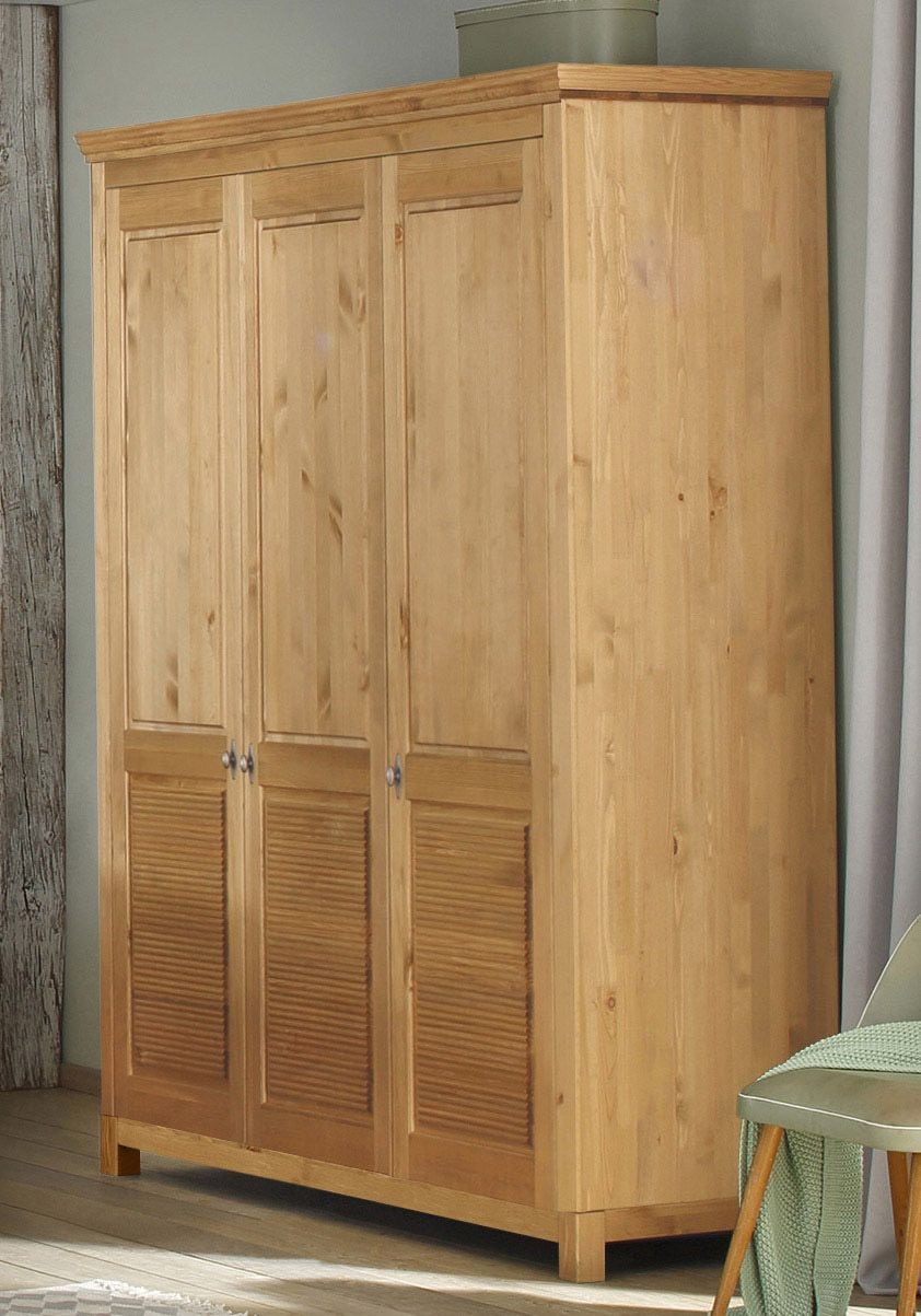 GOODproduct Kleiderschrank »Rauna, mit Lamellen und Kassetten, klassischer Landhausstil, rustikal« 2 Breiten: 113/159 cm H/T ca. 195/60 cm,  massive Kiefer, Metallgriffe, mehrere Varianten, zeitloses Design