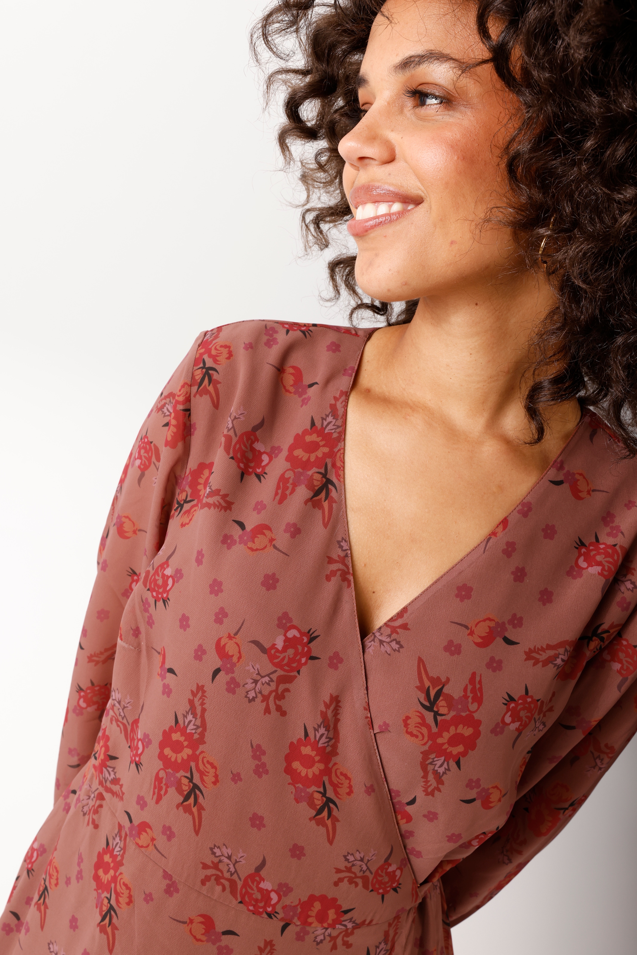 Aniston CASUAL Robe portefeuille avec lien,  avec imprimé floral aux couleurs harmonieuses - NOUVELLE COLLECTION