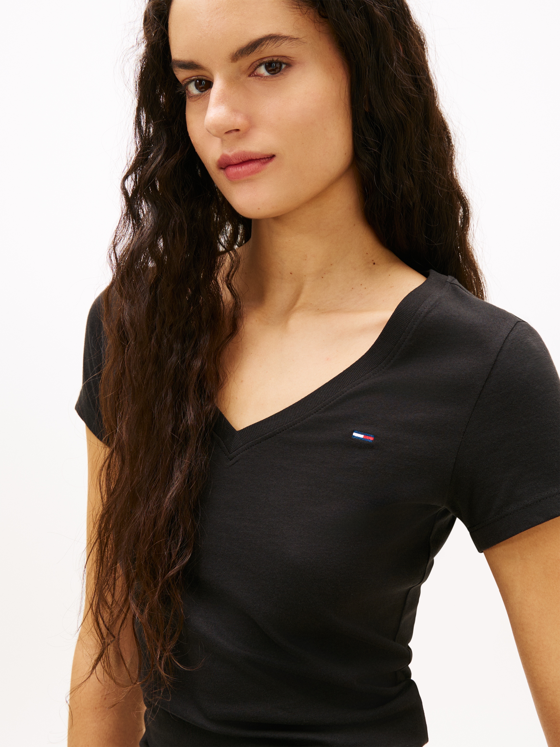 Tommy Jeans Kurzarmshirt »TJW SLIM V-NECK TEE« mit Logo-Stickerei