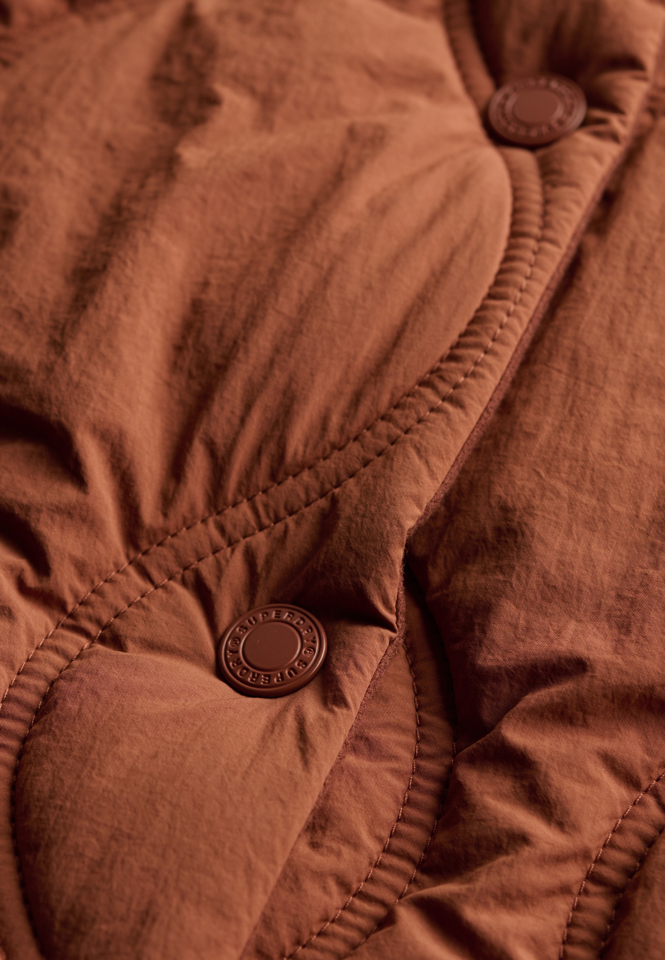 Superdry Gilet matelassé »ONION QUILT CRINKLE SNAP GILET« en nylon, coupe slim, avec fermeture éclair, longueur normale